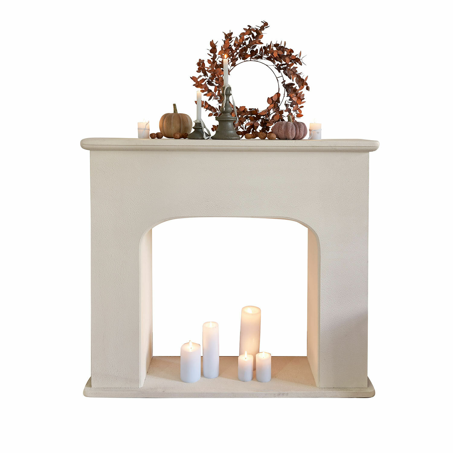 Decoratieve witte schouw van materiaal met herfstdecoratie en kaarsen voor binnen