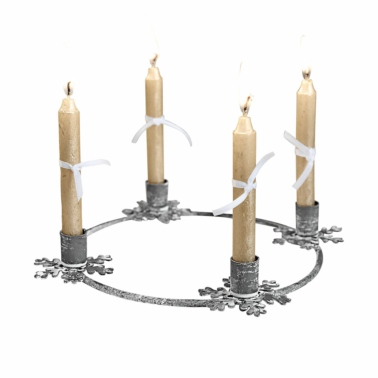 Kaarsenhouder Zarim Metalen adventskrans met vier beige kaarsen en witte strikjes als feestelijke kerstdecoratie