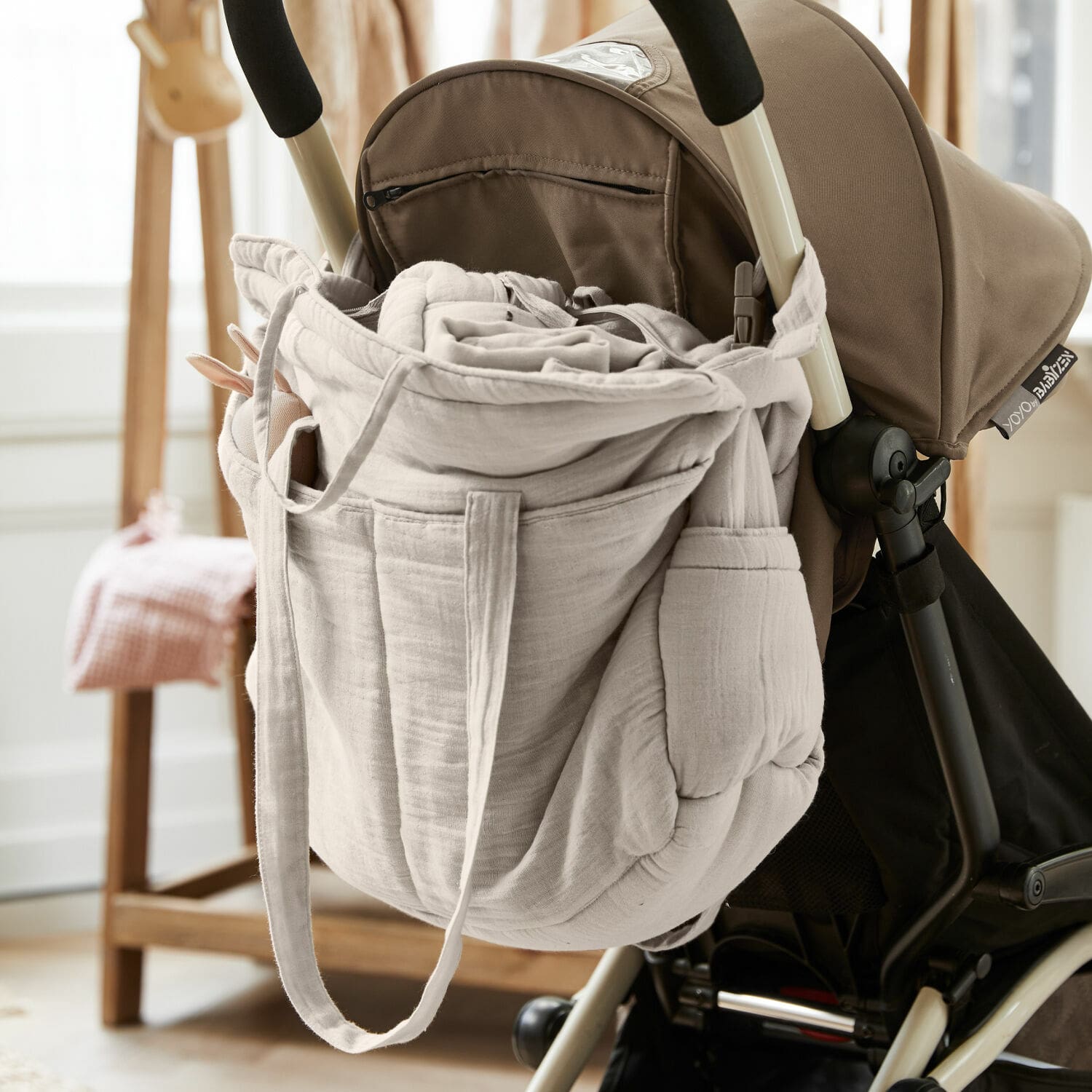 Luiertas Mireval Beige tas van zachte stof aan kinderwagenhandvat, praktisch accessoire voor ouders