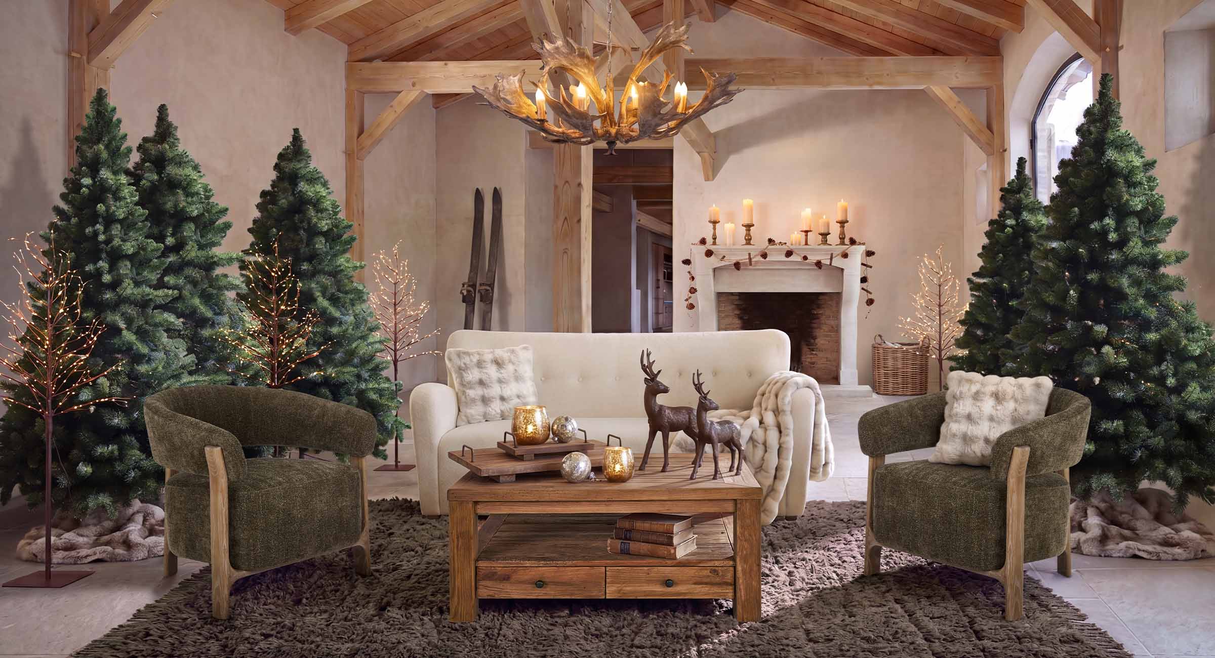 Gezellige woonkamer in winterchaletstijl met houten meubels, groene fauteuils en sfeervolle kerstdecoratie
