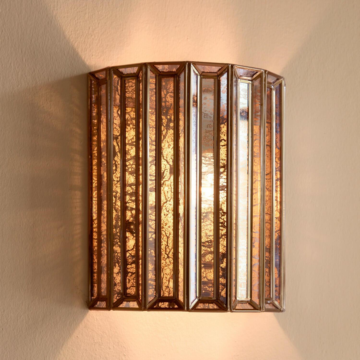 Wandlamp Immogen Wandlamp van koperkleurig glas met decoratief patroon, warm licht voor woonkamer of slaapkamer