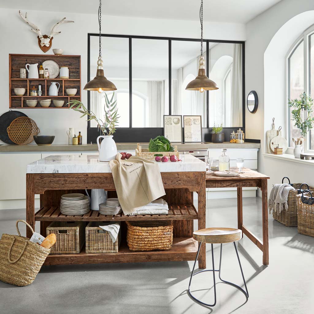 Rustieke keuken met houten eiland en marmeren werkblad, natuurlijke manden en decoratie