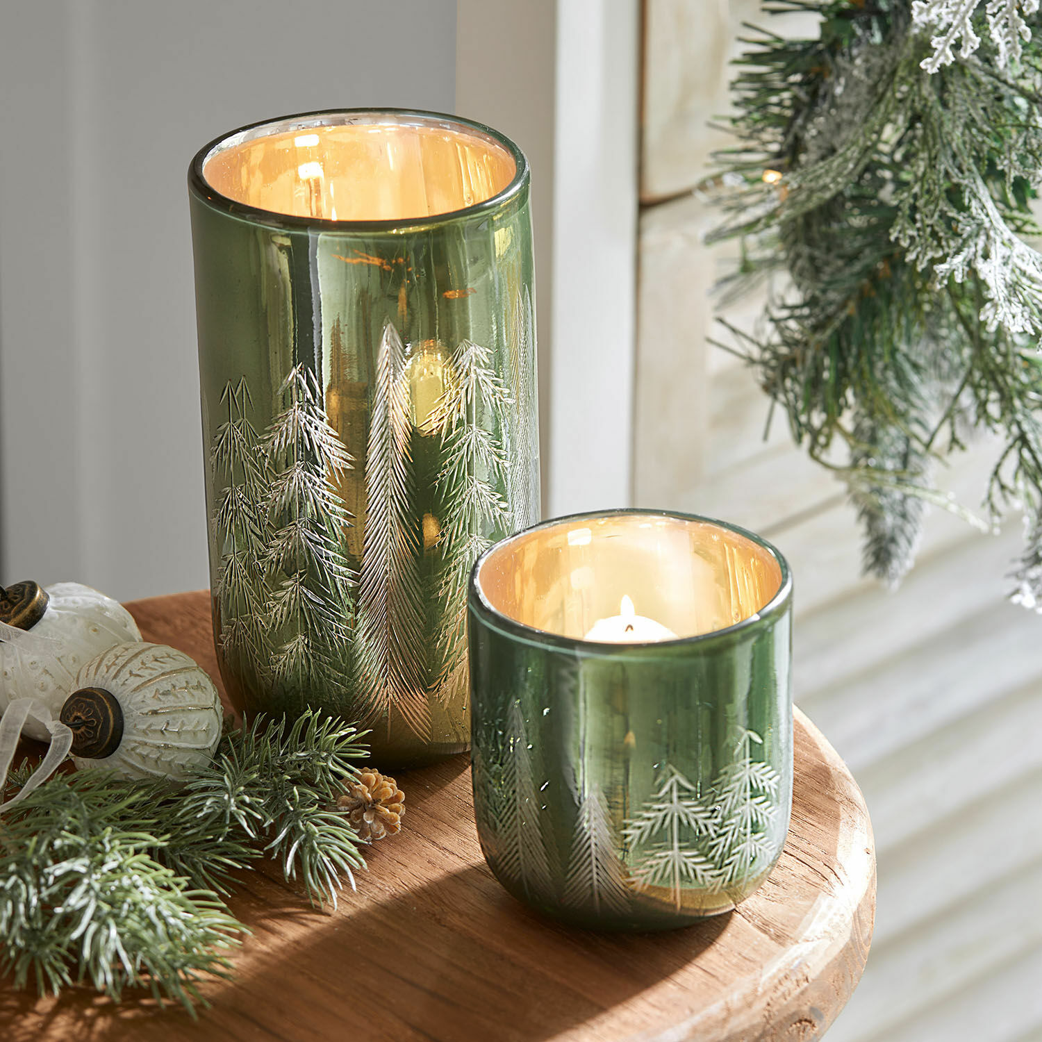 Windlicht set van 2 Harifaz Groene glazen windlichten met boommotief, kerstdecoratie op houten tafel met dennentakken