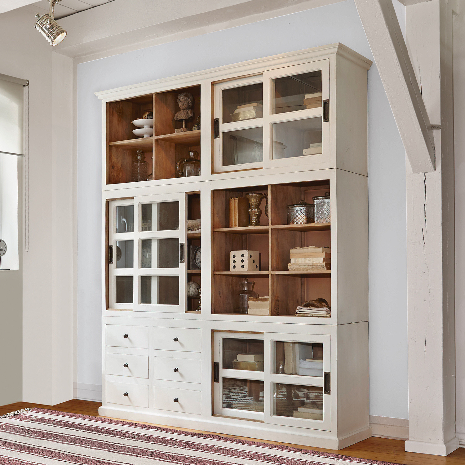 Kast Dubberly Witte houten vitrinekast met glazen deuren en planken voor boeken en decoratie