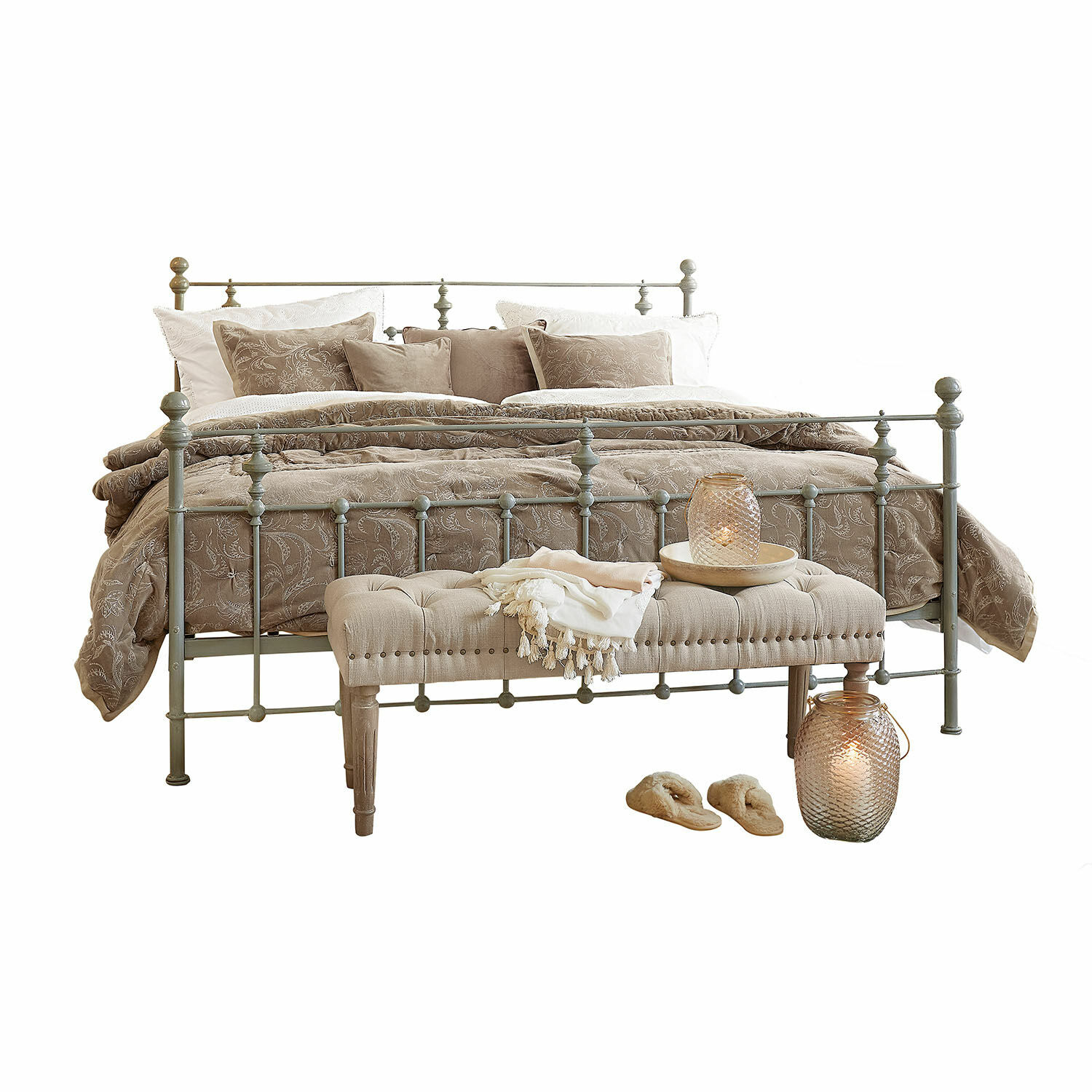 Bed Beauvierre Metalen bed met beige beddengoed en gestoffeerde bank, gezellige decoratie en pantoffels
