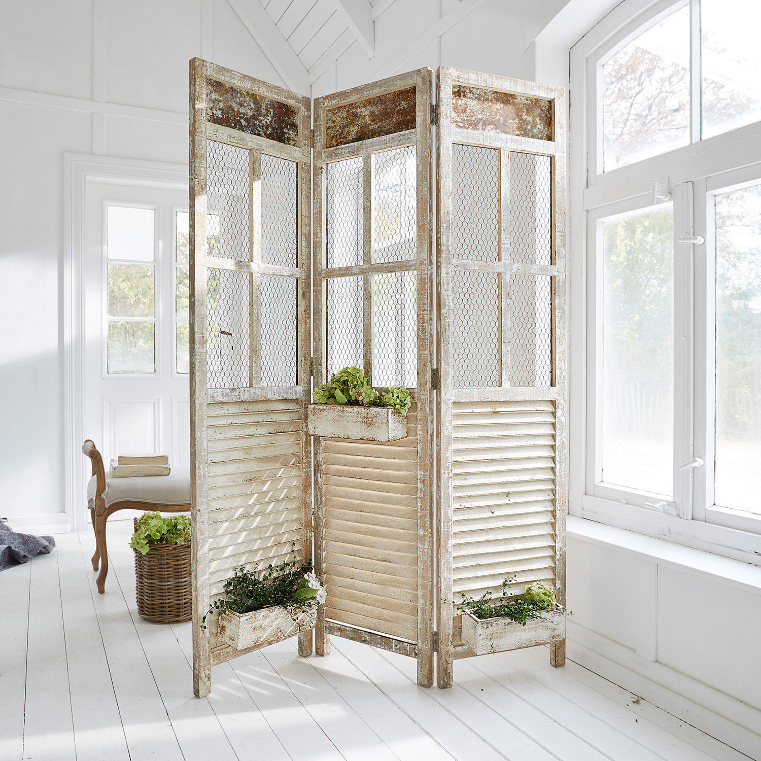 Roomdivider Cerveris Driedelig roomdivider van wit verweerd hout met metalen gaas en plantenbakken voor kamerplanten