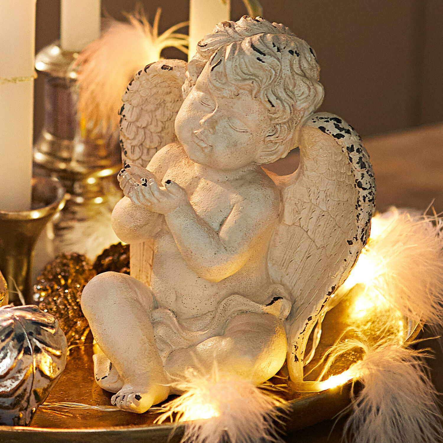 Sierengel Virela Witte keramische engel met antiek effect als feestelijke decoratie op gouden schaal