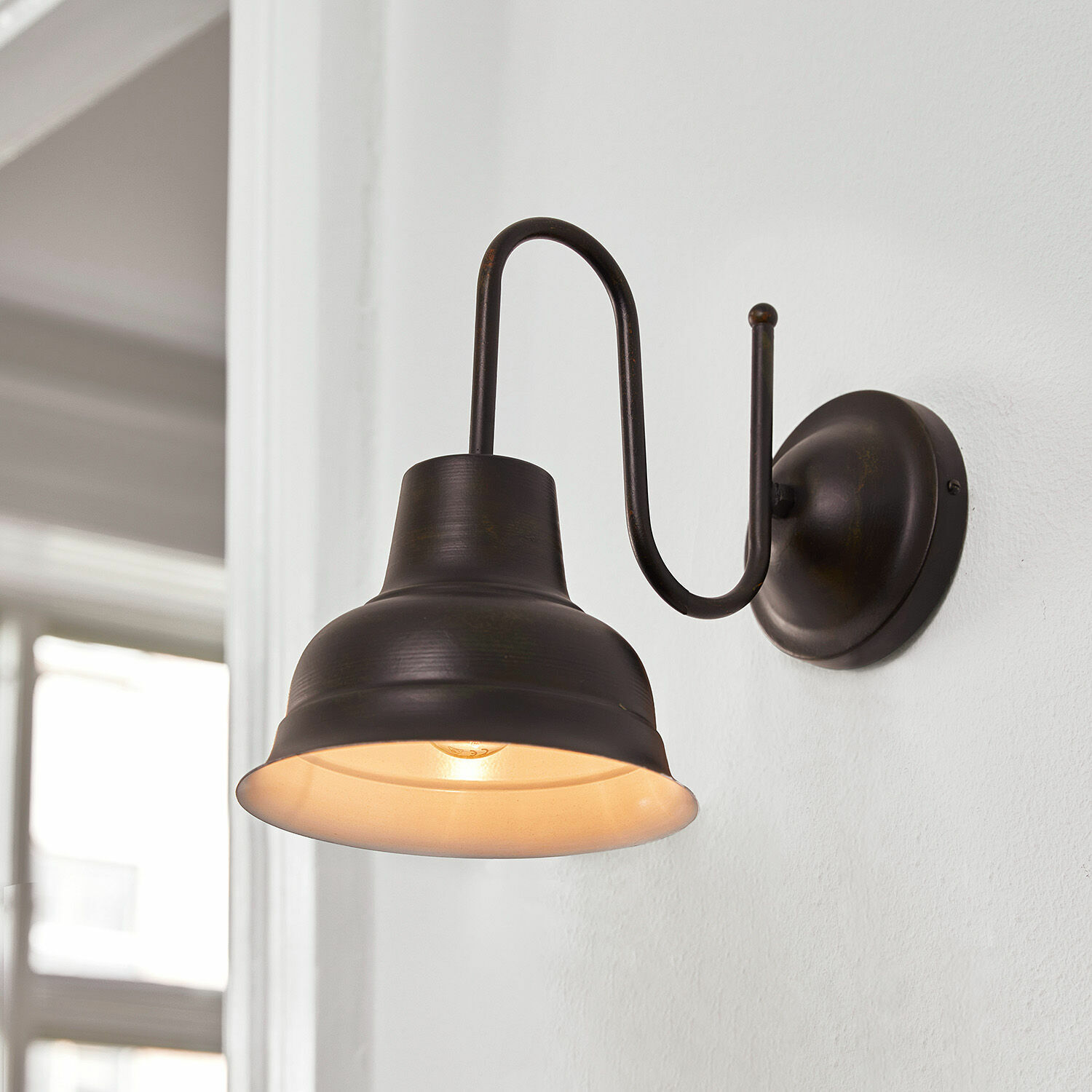 Wandlamp Sidney Zwarte metalen wandlamp met warm licht, industrieel design voor moderne interieurs