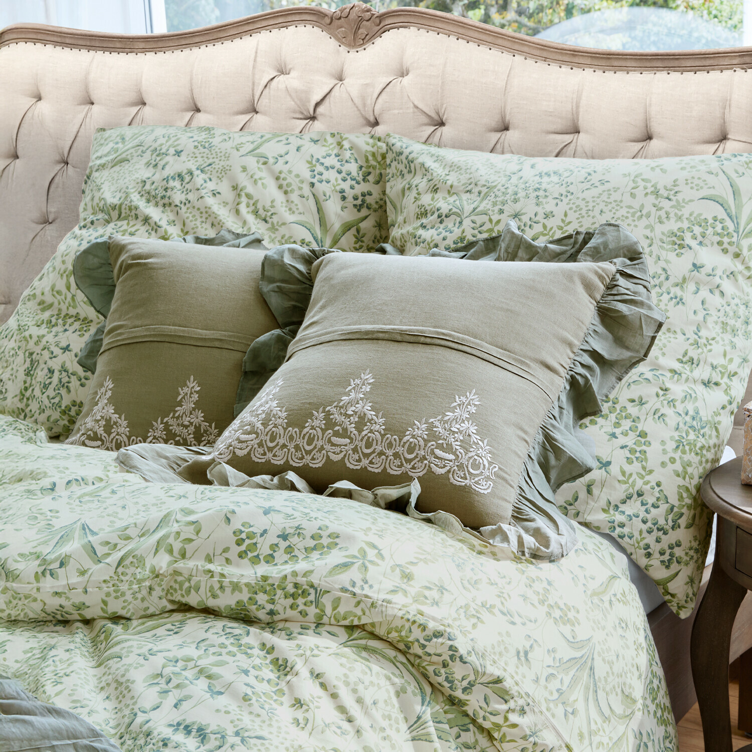 Beddengoedset met groene plantenprint en geborduurde linnen kussens voor slaapkamer