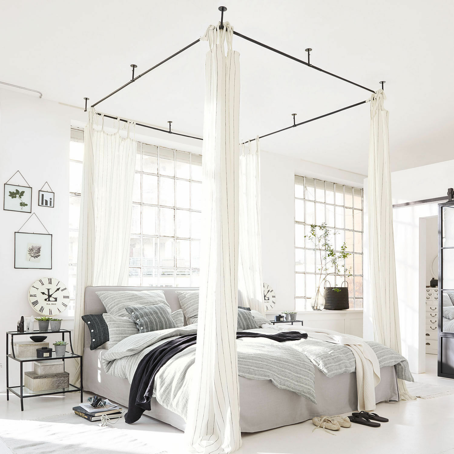 Baldakijn Giroux Modern hemelbed van lichtgrijze stof met witte gordijnen in lichte slaapkamer met grote ramen