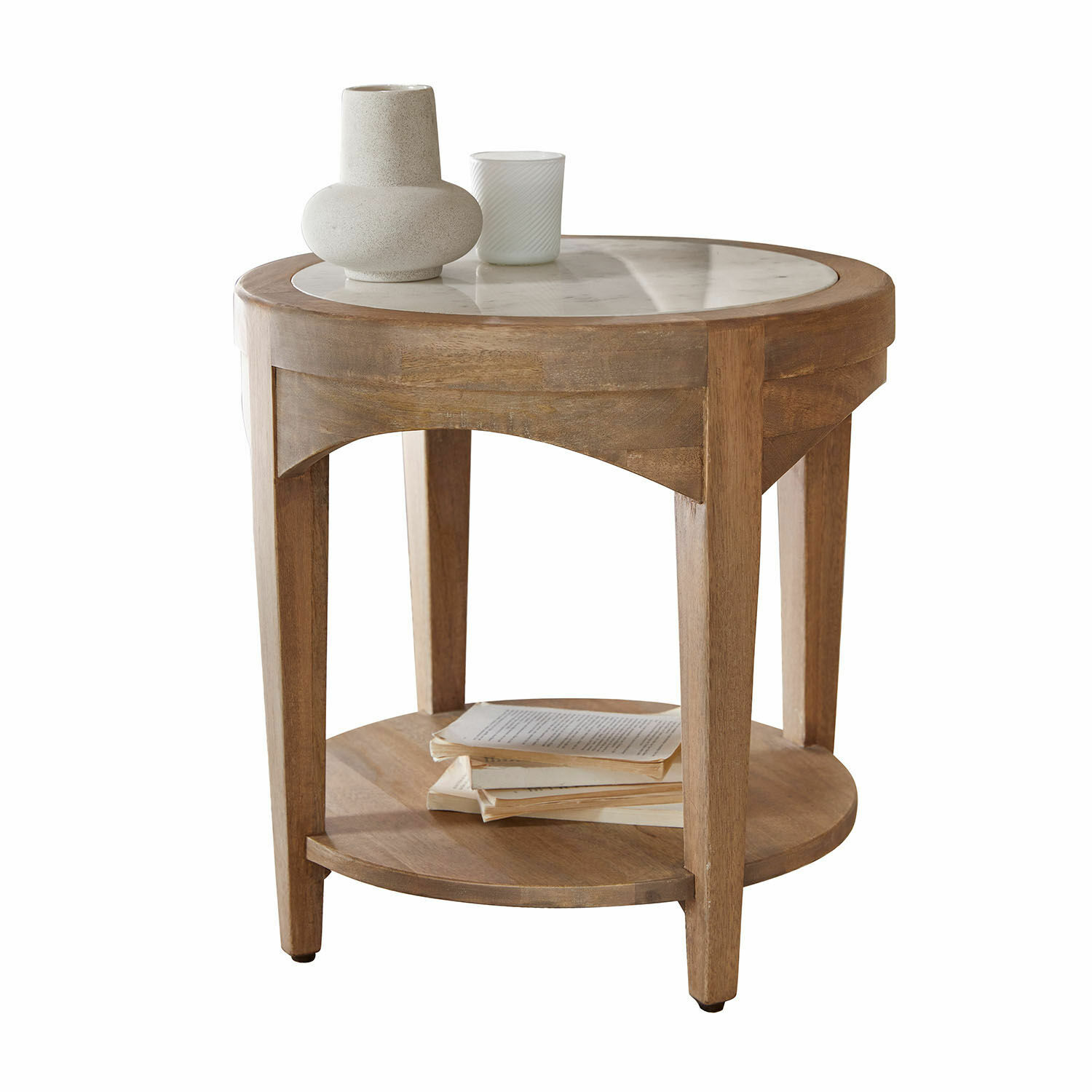 Ronde houten bijzettafel met natuurstenen marmeren blad, versierd met boeken en decoraties