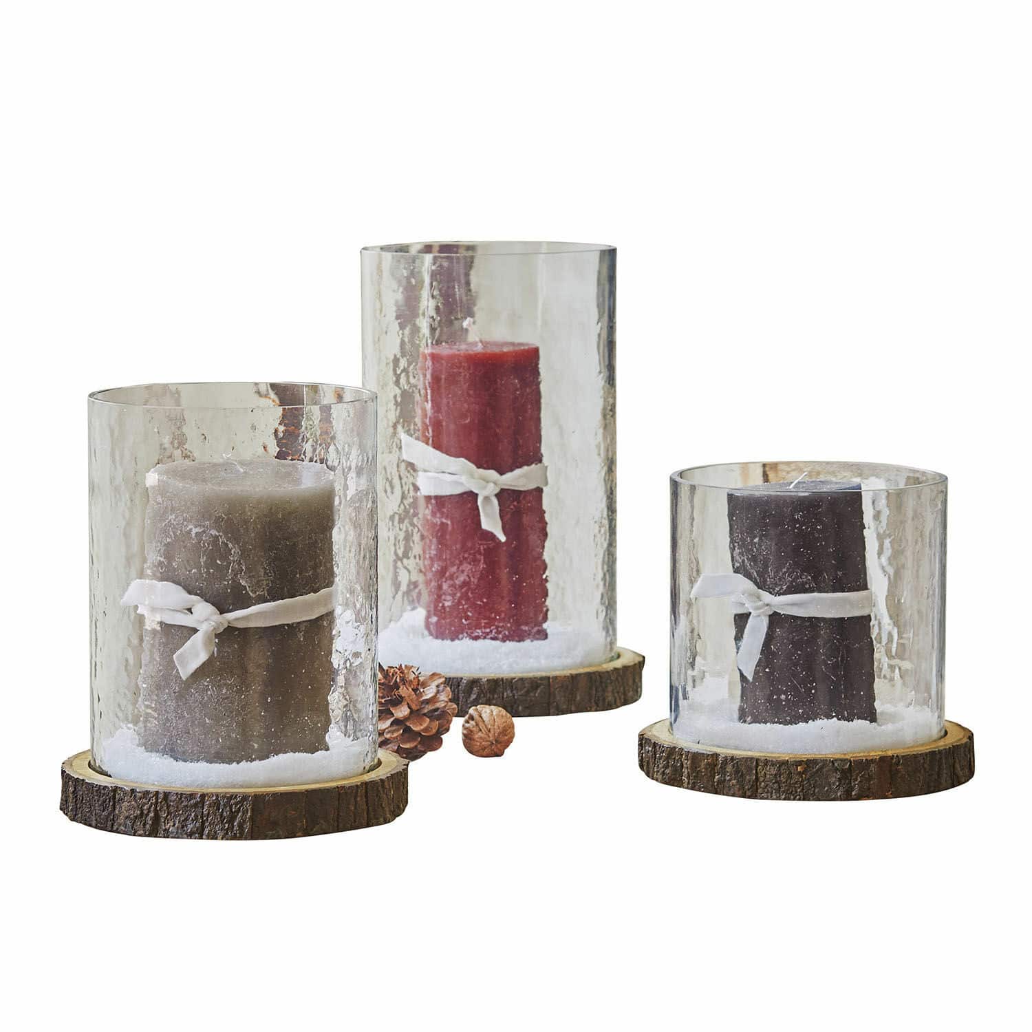 Set van drie kaarsen in glazen houders op houten onderzetters, winterdecoratie in natuurlijke kleuren