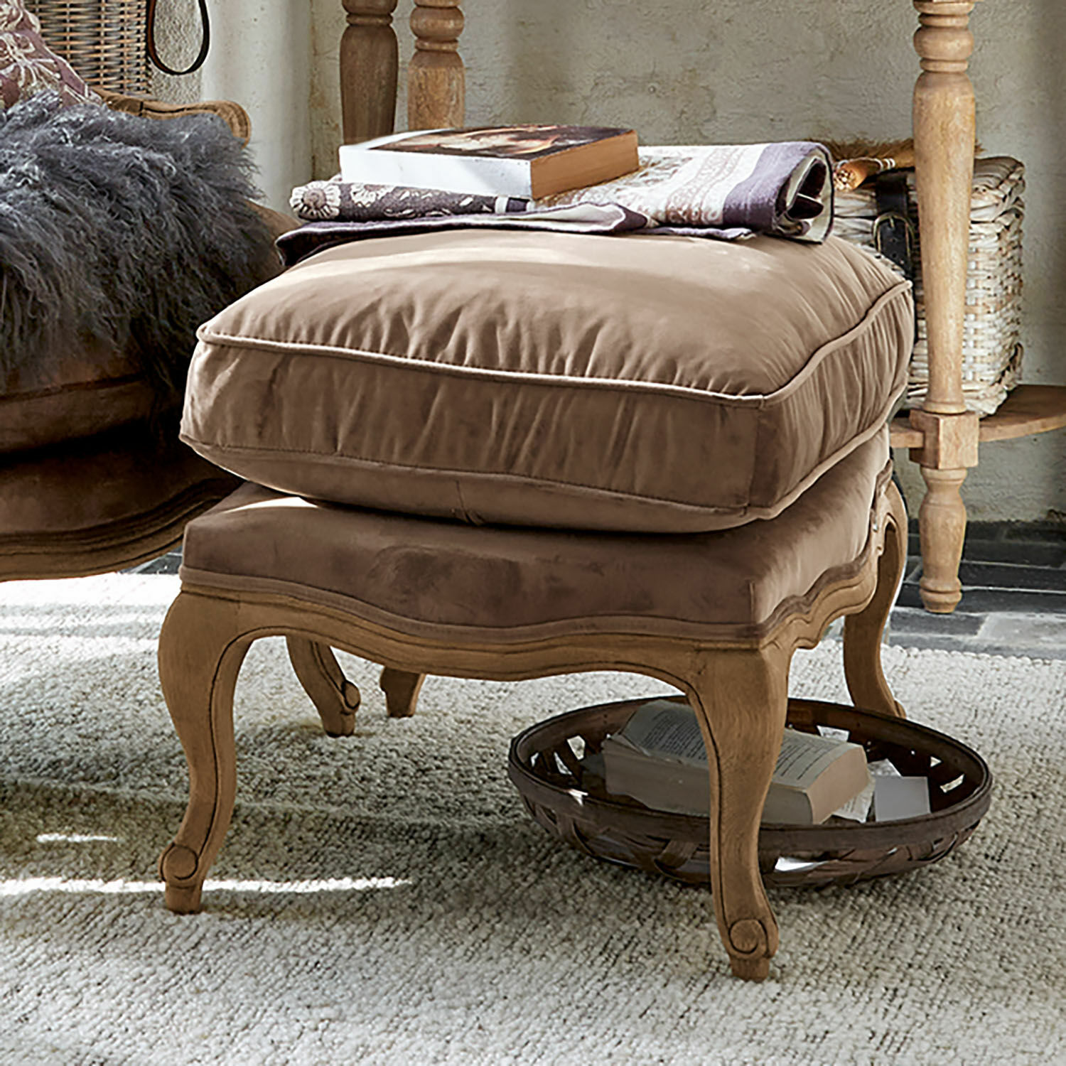 Beige voetenbank met zachte fluwelen zitting en houten frame in vintage stijl