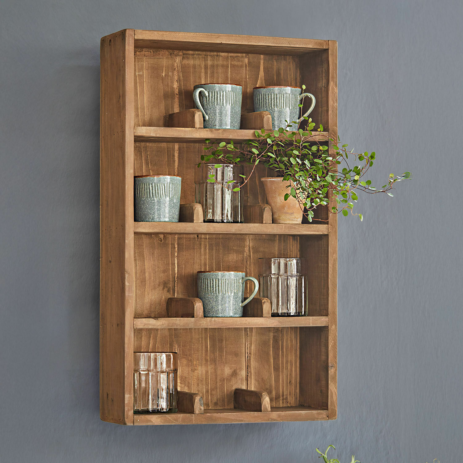 Houten wandrek met keramische mokken en glazen, natuurlijke houtkleur, keukenopbergoplossing