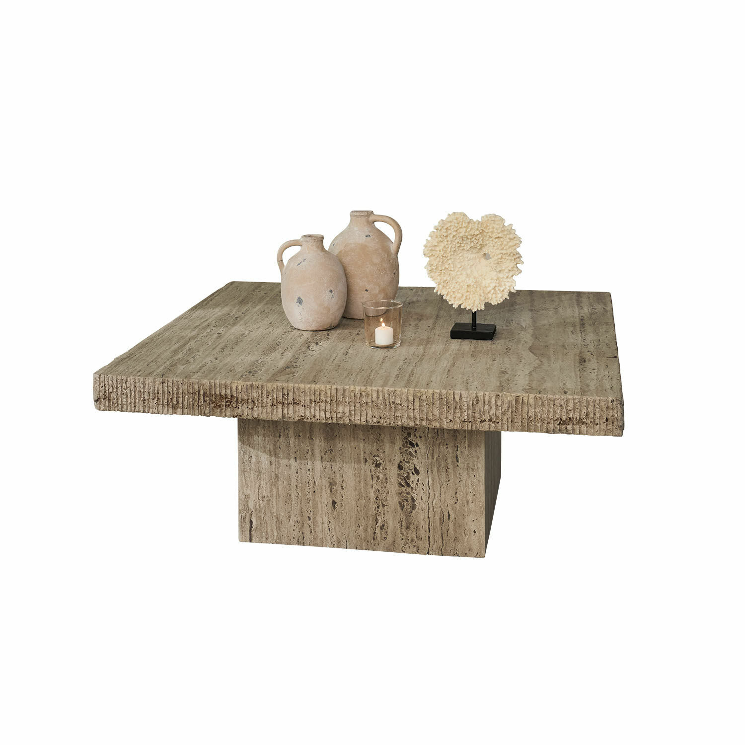 Vierkante salontafel van beige travertijn met decoratieve kruiken en brandende kaars