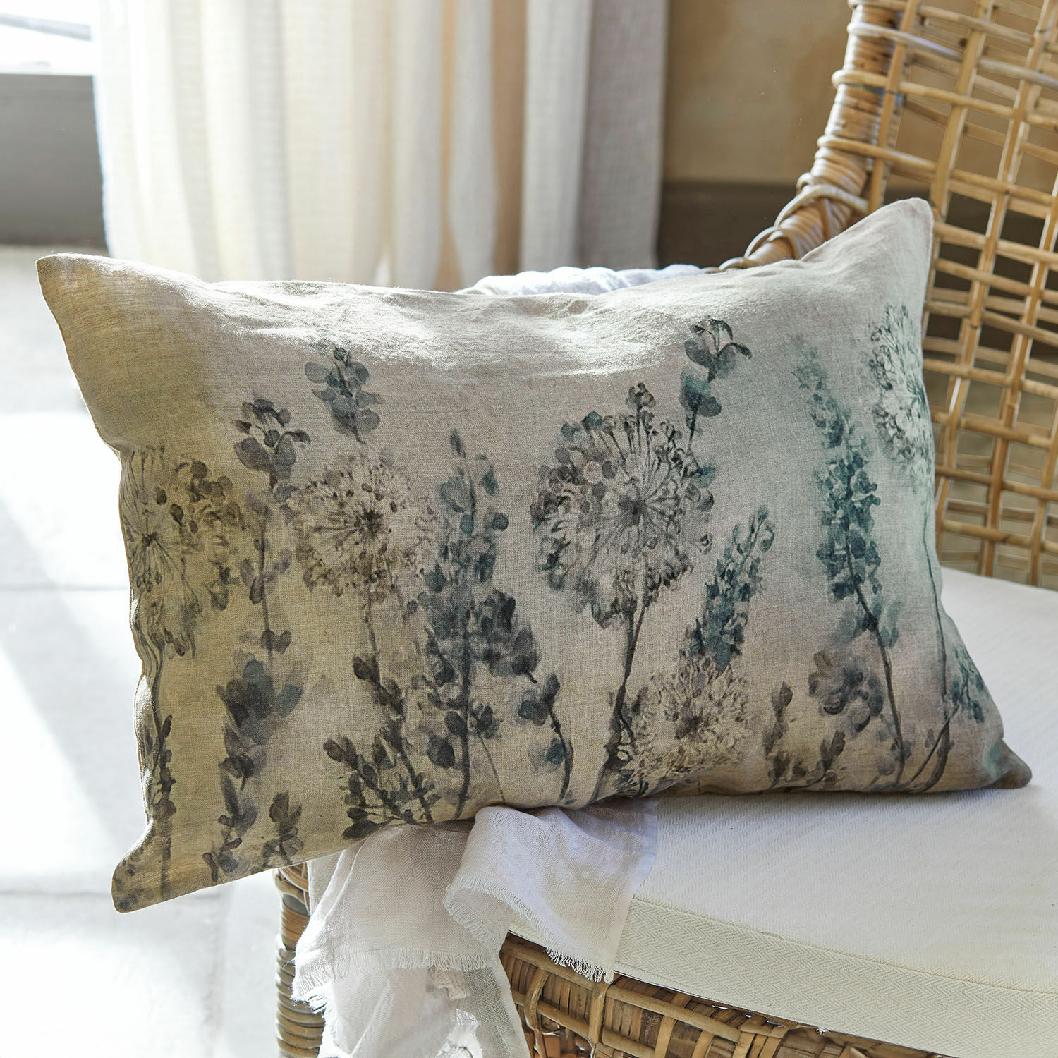 Kussenhoes Lusse Decoratief linnen kussen in beige met bloemenprint voor woonkamer en slaapkamer