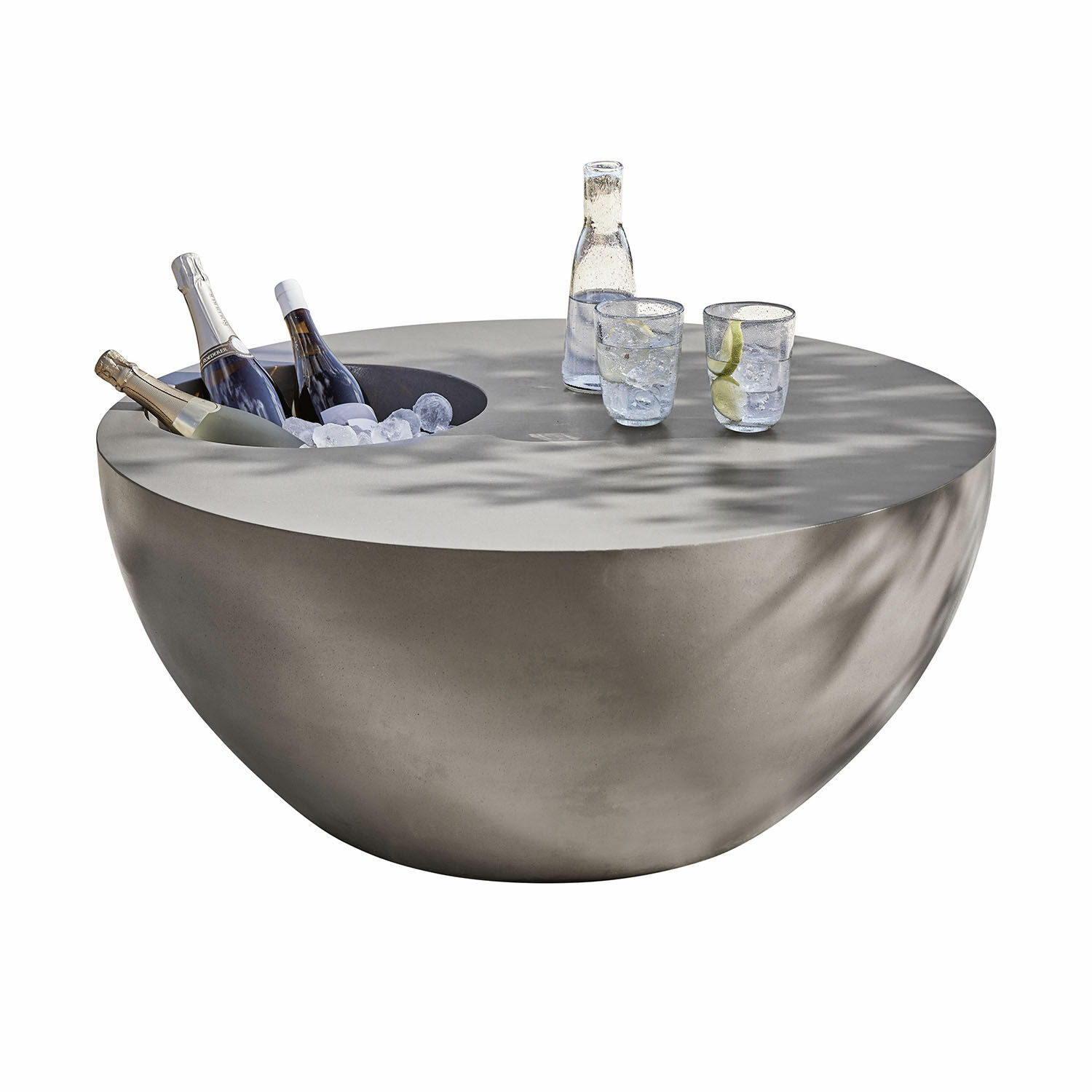 Salontafel Plévin Ronde betonnen tafel met ingebouwde flessenkoeler en glazen met drank erop