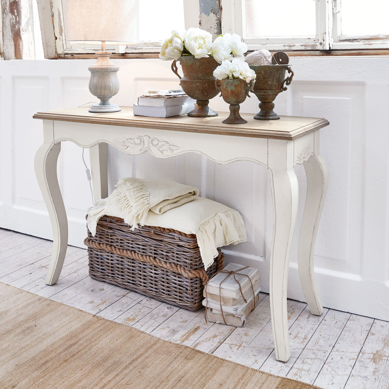 Sidetable Bellerose Witte houten sidetable met naturel houten blad en sierlijke poten, vintage decoratie