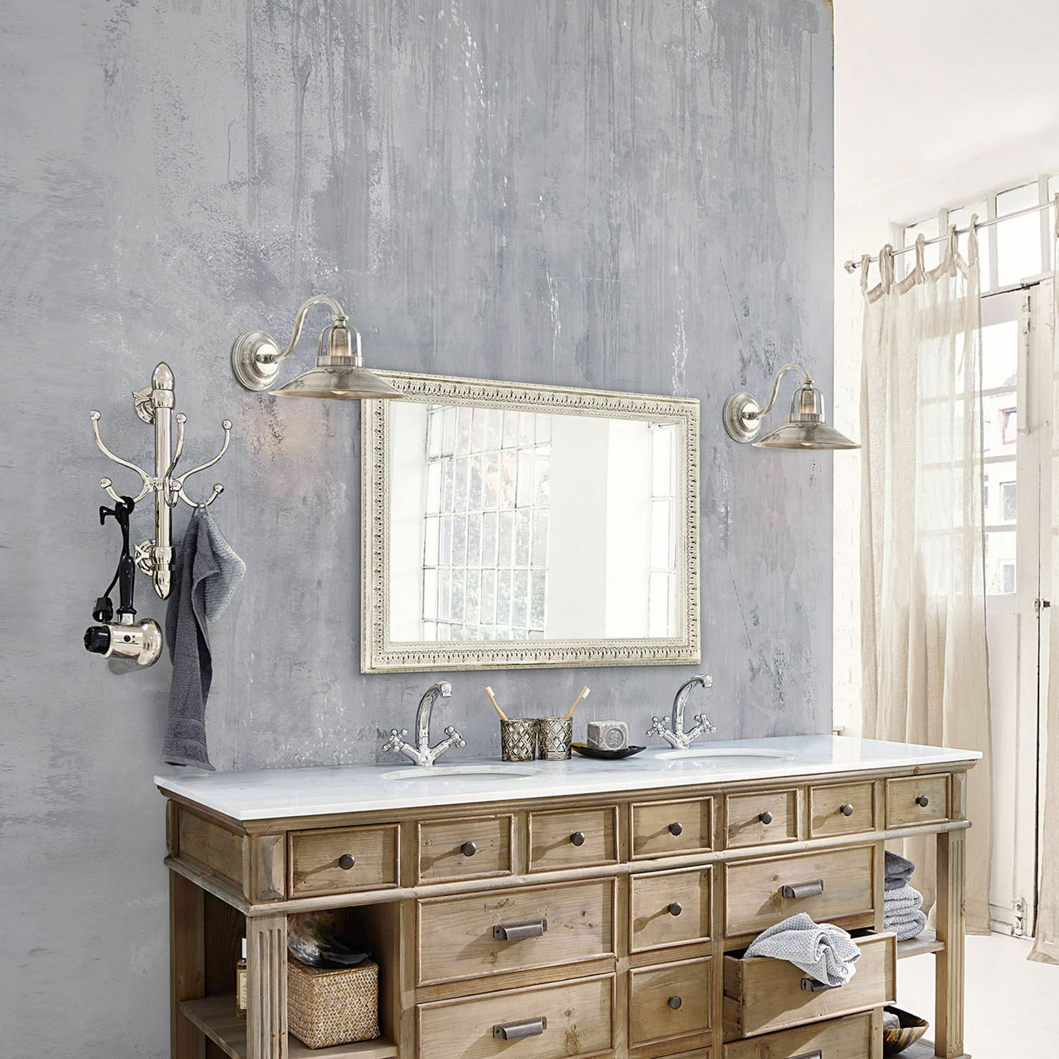 Houten badkamermeubel met wit marmeren blad en dubbele wastafel in vintage stijl