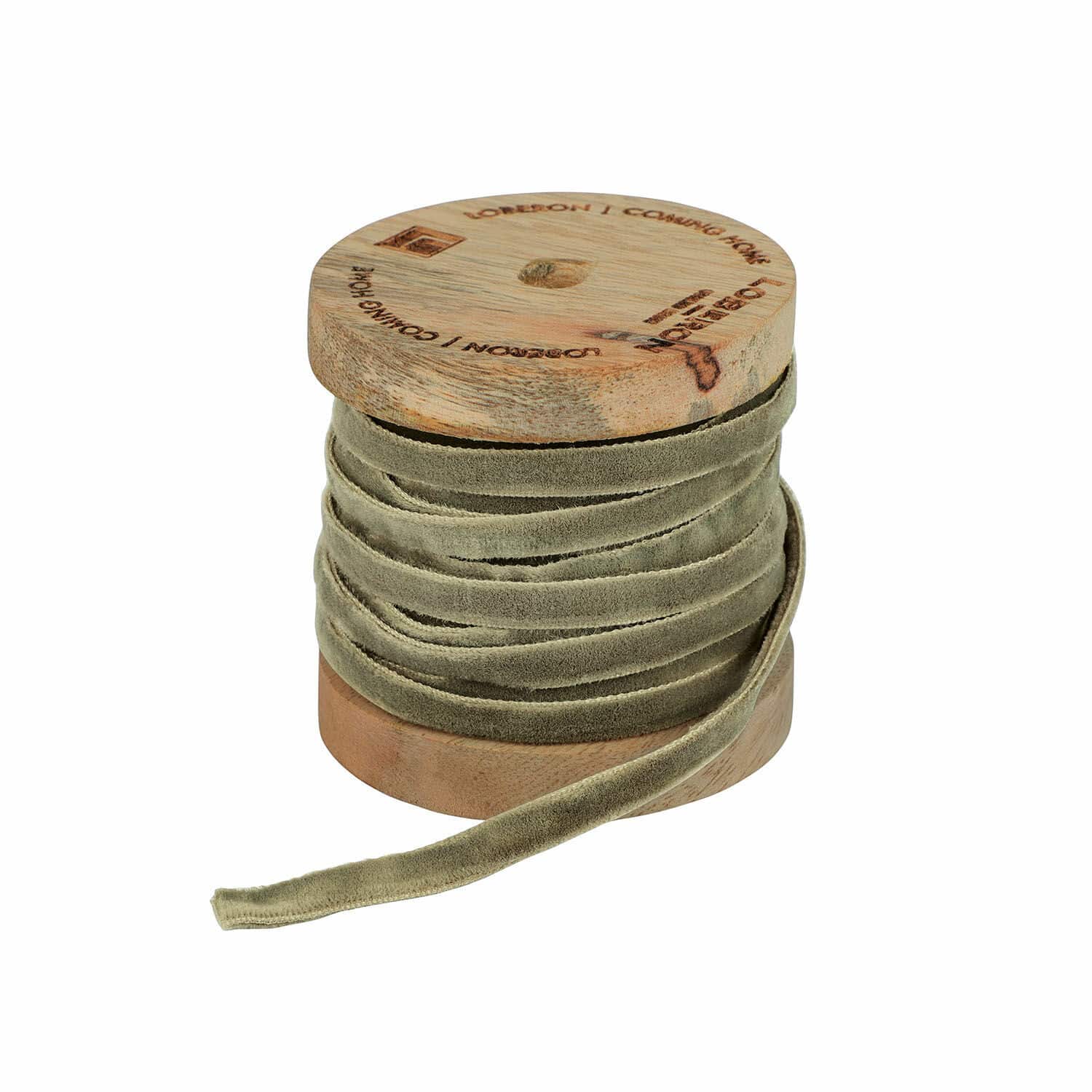 Fluwelen lint Olessa Grijs fluwelen lint op houten spoel gewikkeld voor decoratie en knutselen