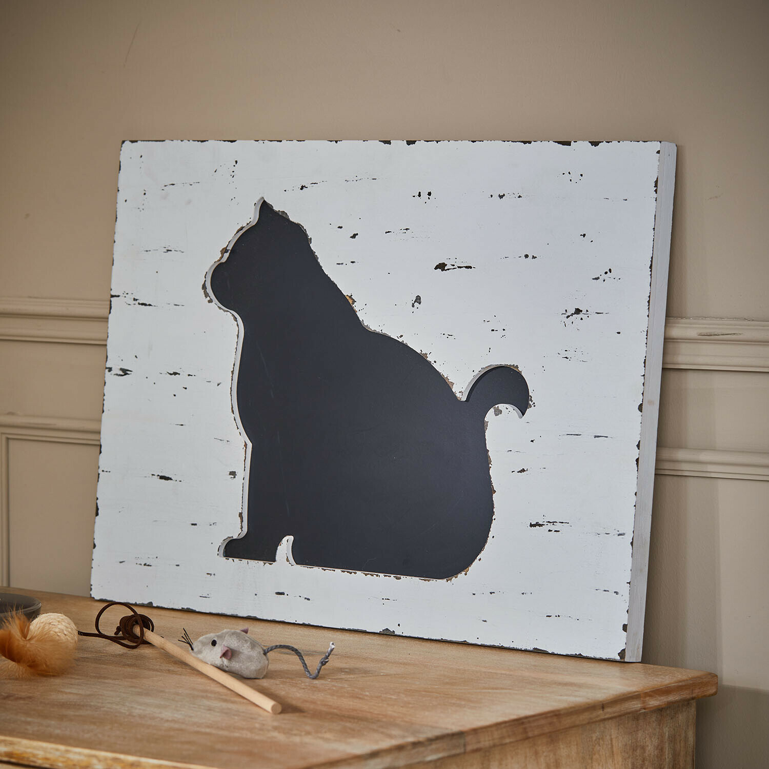 Krijtbord Viviennea Houten bord met zwarte kattenomtrek op witte, verouderde achtergrond, vintage wanddecoratie