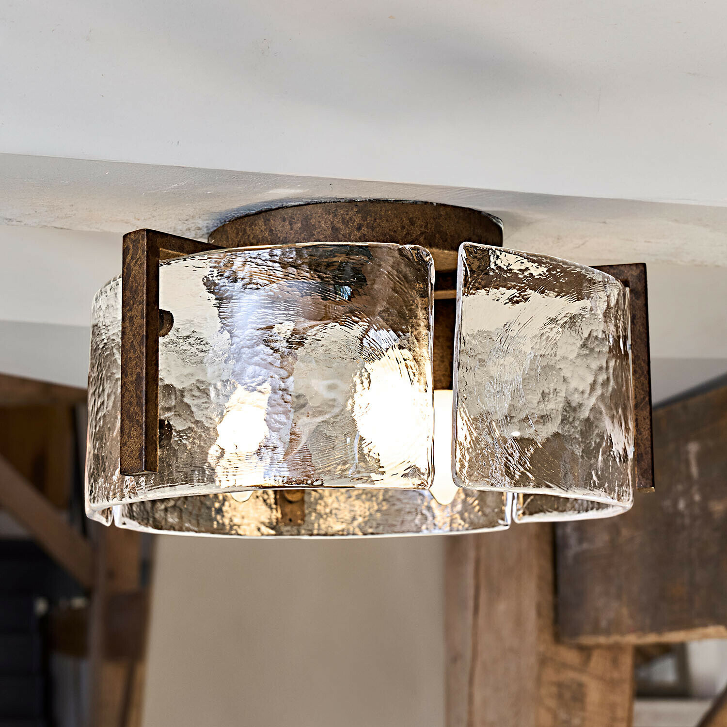 Plafondlamp Tiviano Plafondlamp van gestructureerd glas met roestkleurig metalen frame, rustieke stijl