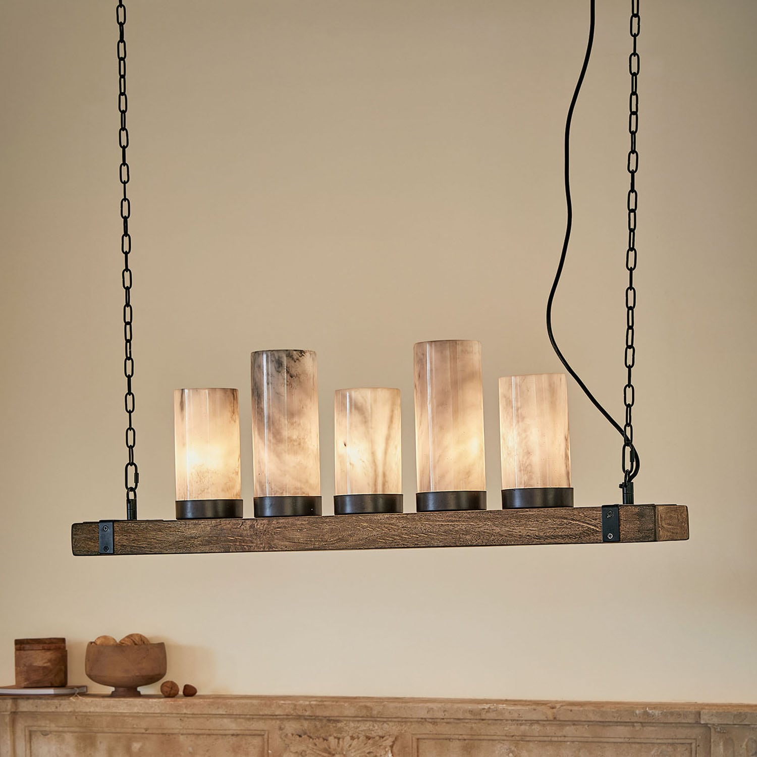 Hanglamp met vijf melkglazen kappen en houten basis in rustieke stijl