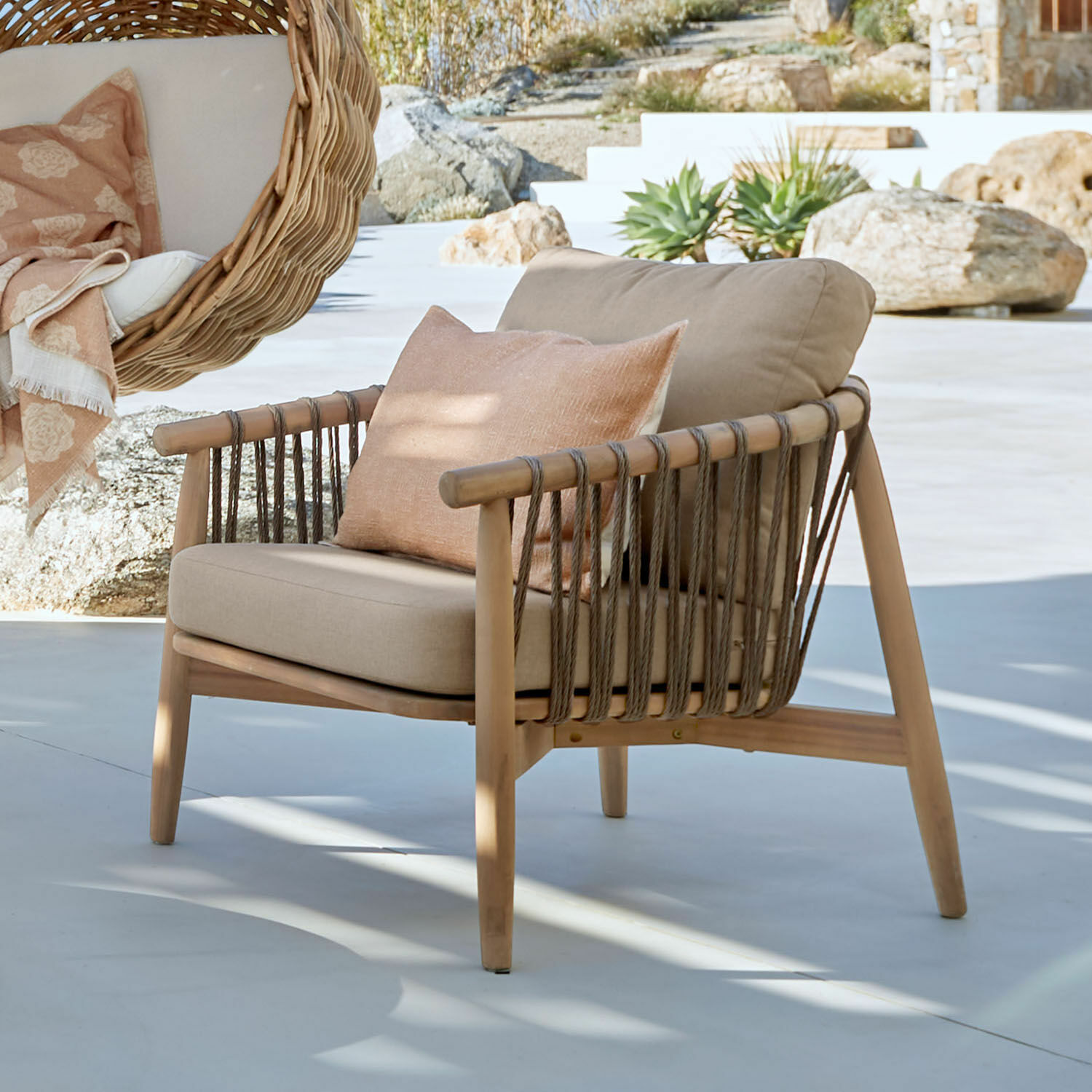 Leunstoel FSC®-100% Thornwick Buitenstoel van hout en touw in beige met kussen, moderne terrasmeubelen