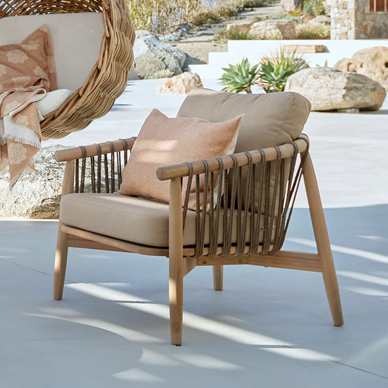 Leunstoel FSC®-100% Thornwick Buitenstoel van hout en touw in beige met kussen, moderne terrasmeubelen