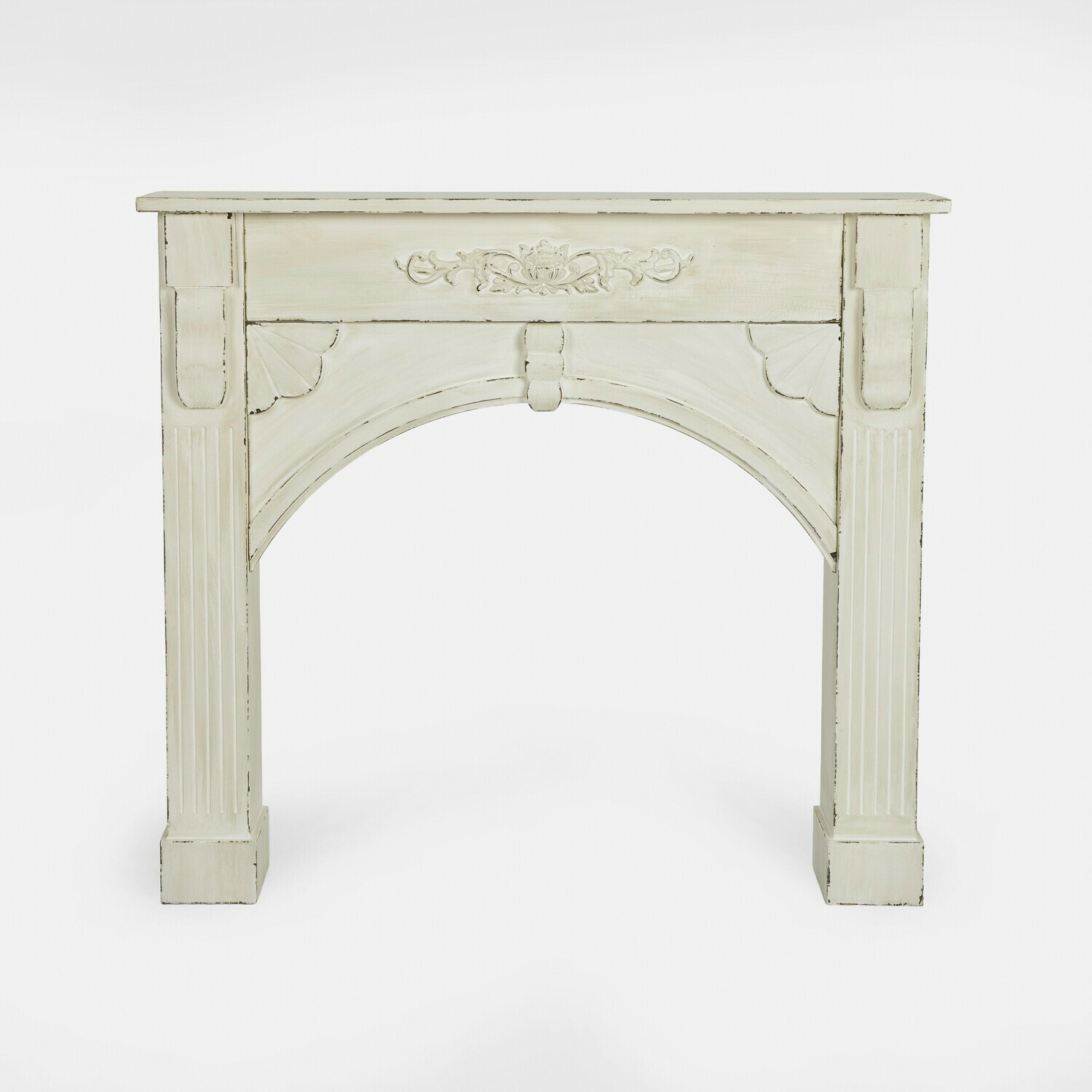 Haardschouw Maxwell Witte houten schoorsteenmantel met decoratief houtsnijwerk en verouderde afwerking