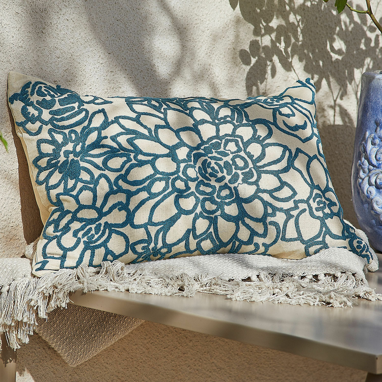 Kussenhoes Jacje Decoratief katoenen kussen in crème met blauw bloemmotief en franjes voor interieur