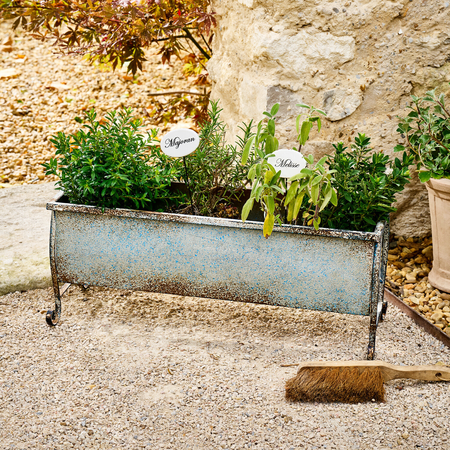 Sierpot Louvière Vintage metalen plantenbak met verse marjolein en citroenmelisse kruiden op grind buiten