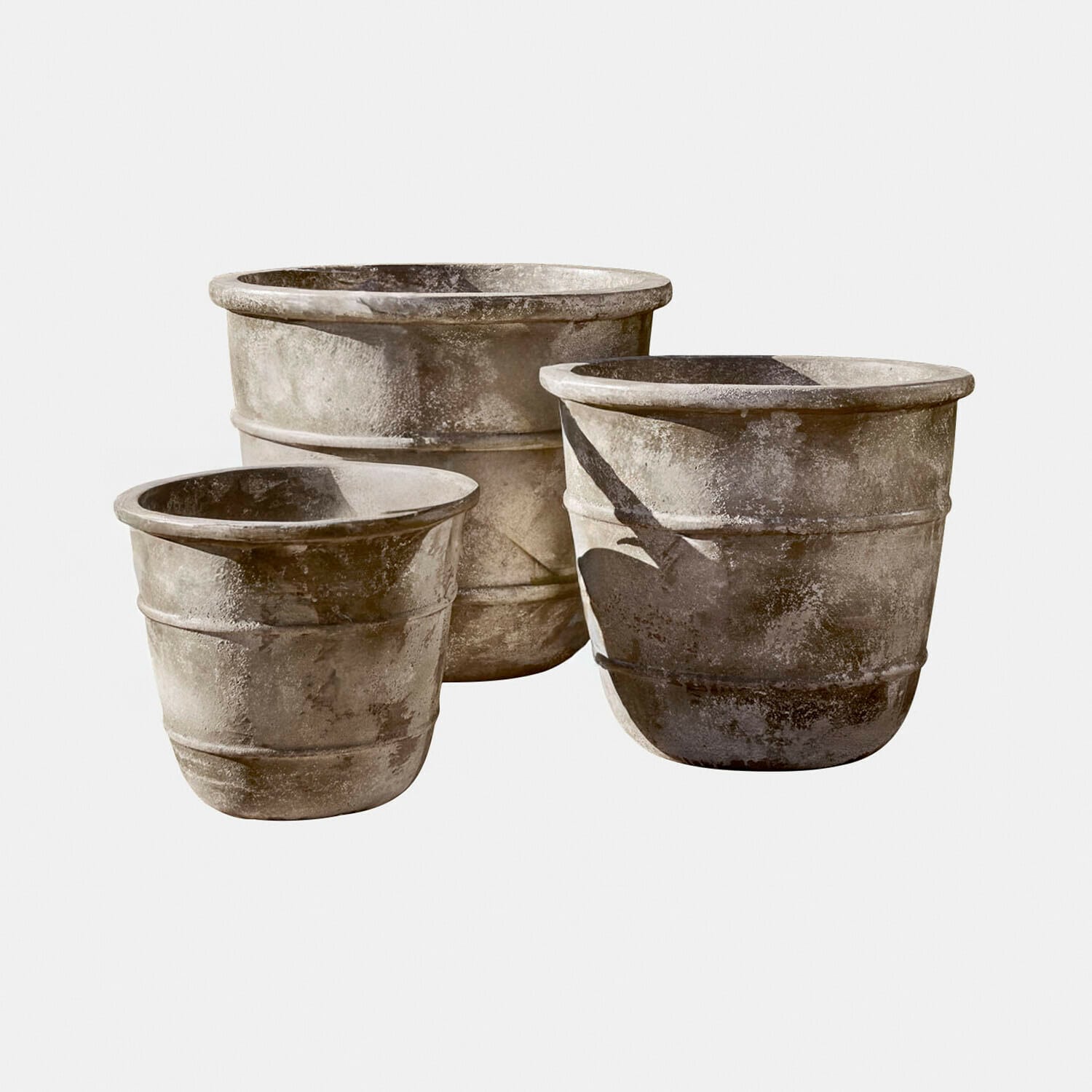 Set van drie grijze betonnen potten met rustieke uitstraling voor tuin en interieur
