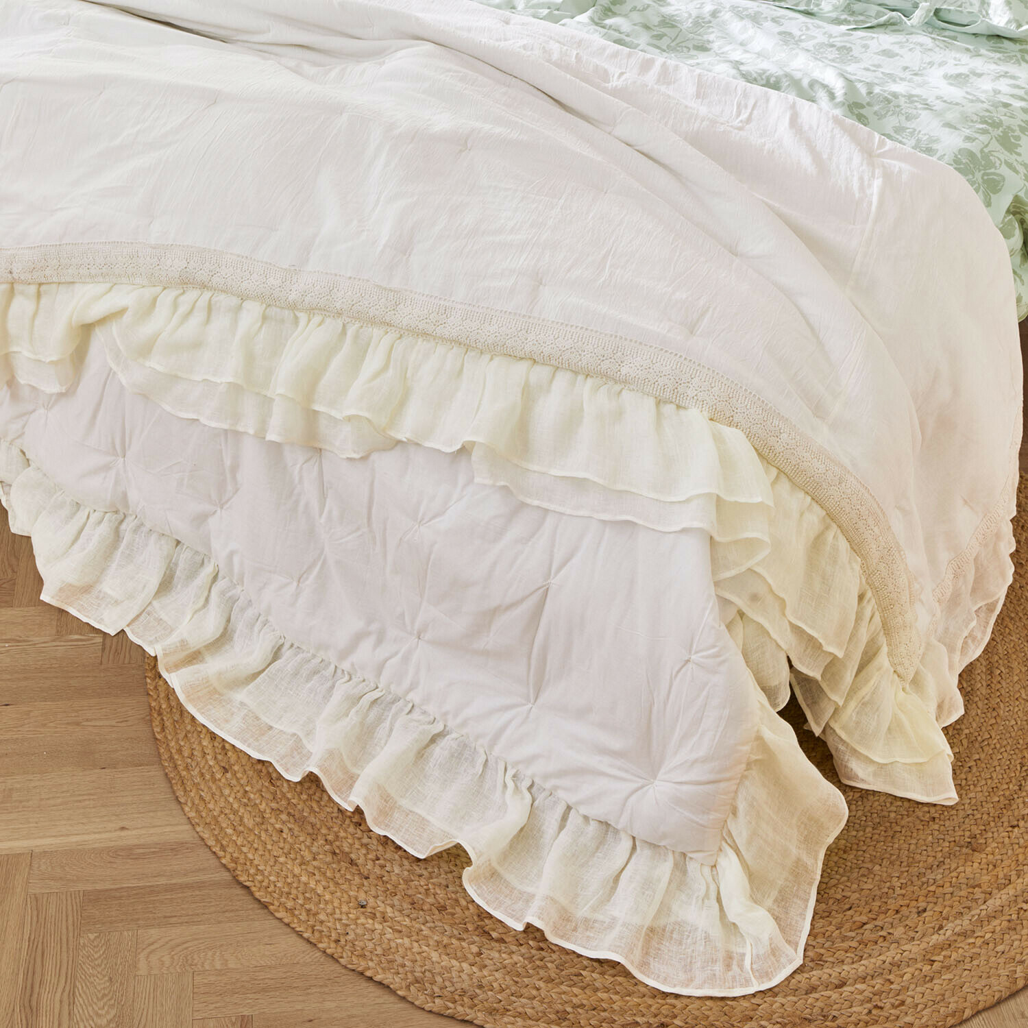 Quilt Jolévianne Witte bedsprei met ruches en kanten rand op een jute vloerkleed