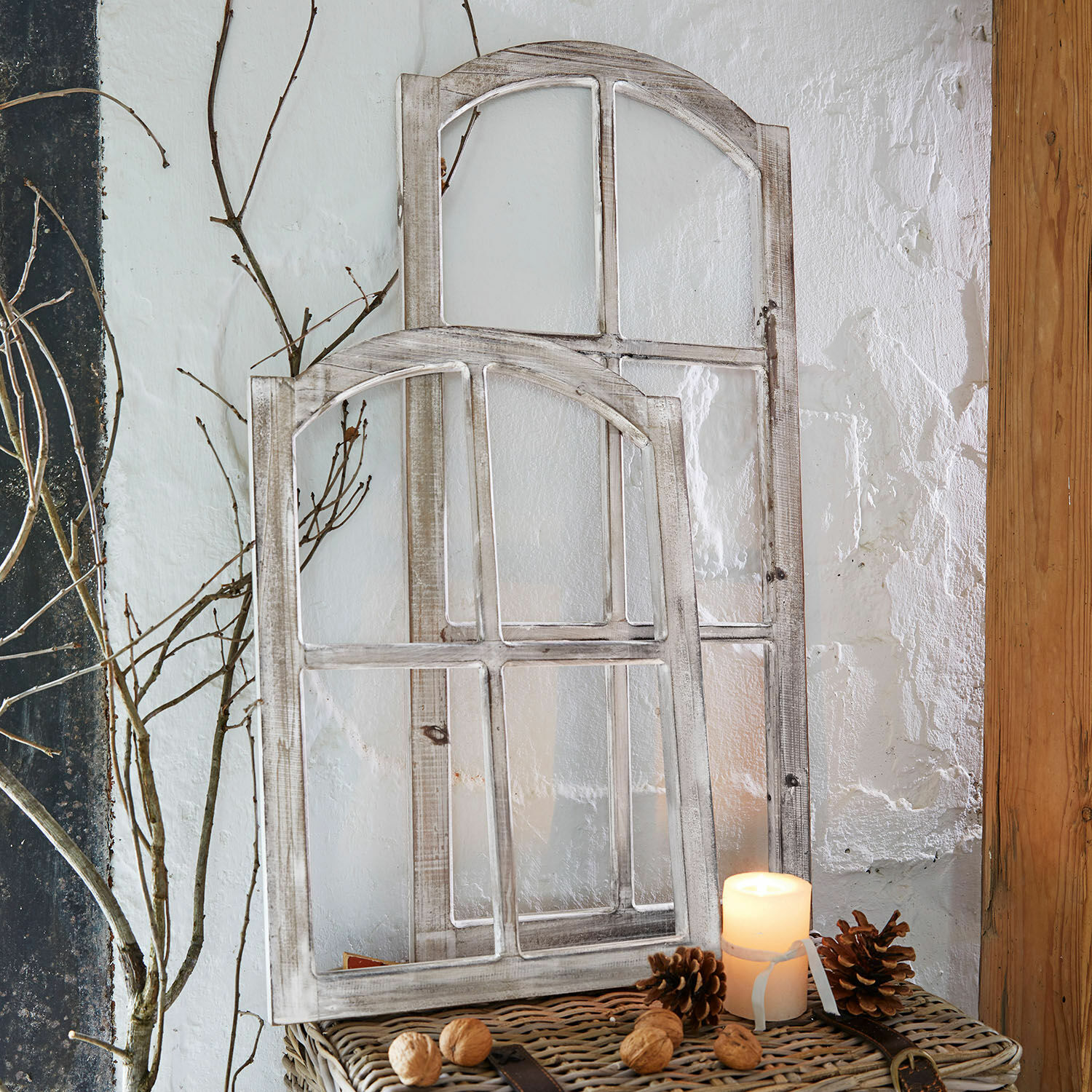 Siervenster set van 2 Parakou Decoratieve witte houten ramen in vintage stijl op een rieten mand met noten en brandende kaars