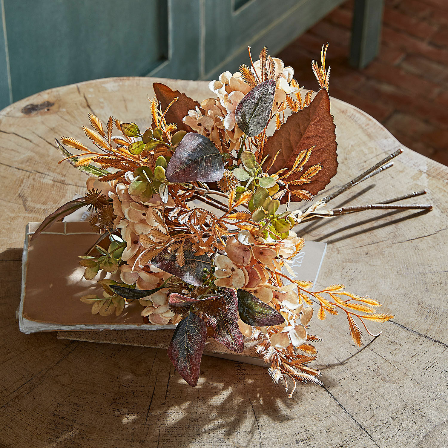 Sierboeket Grazietta Boeket kunstbloemen in beige en bruine tinten op houten tafel als interieurdecoratie