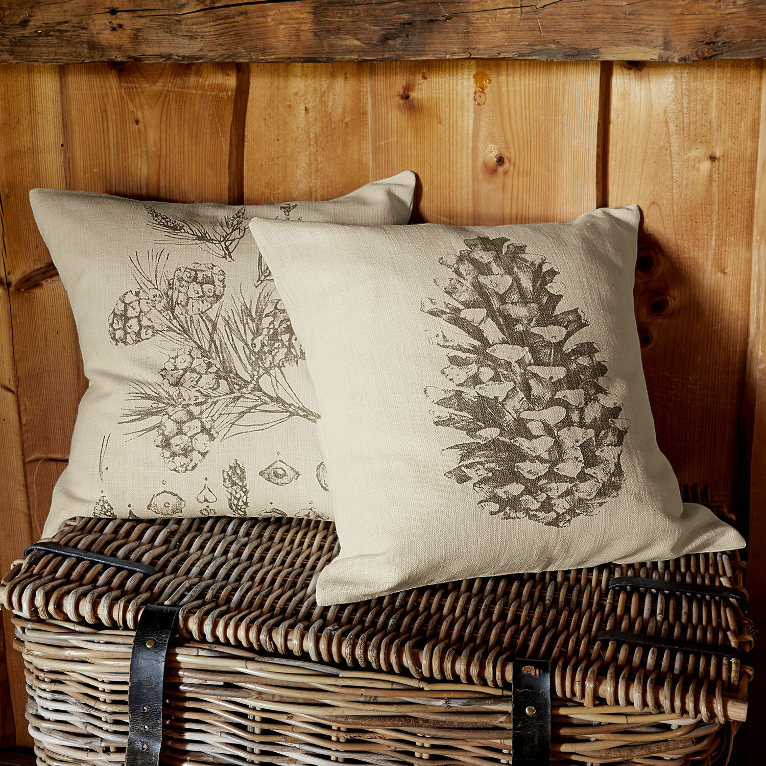 Kussenhoes set van 2 Pinus Beige linnen kussens met dennenappel- en takkenprint op rieten mand, natuurlijke woondecoratie