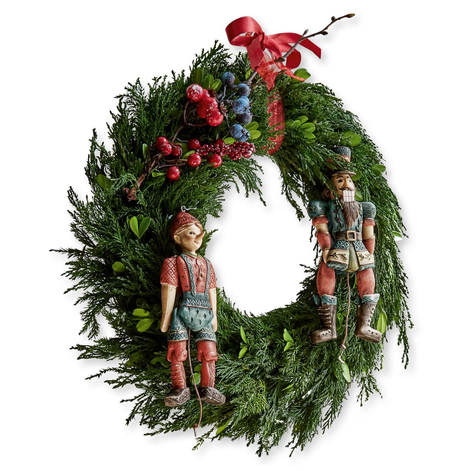 Krans Dahab Kerstkrans van groene takken met rode en blauwe bessen, versierd met houten figuren van notenkraker en jongen