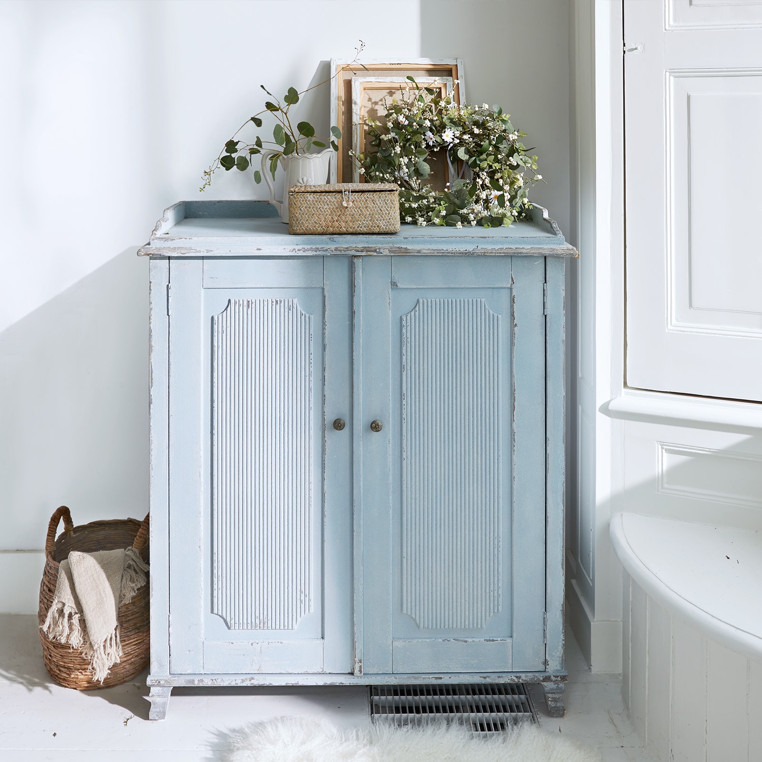Blauw houten dressoir met verweerd effect en decoratieve panelen, vintage meubelstuk
