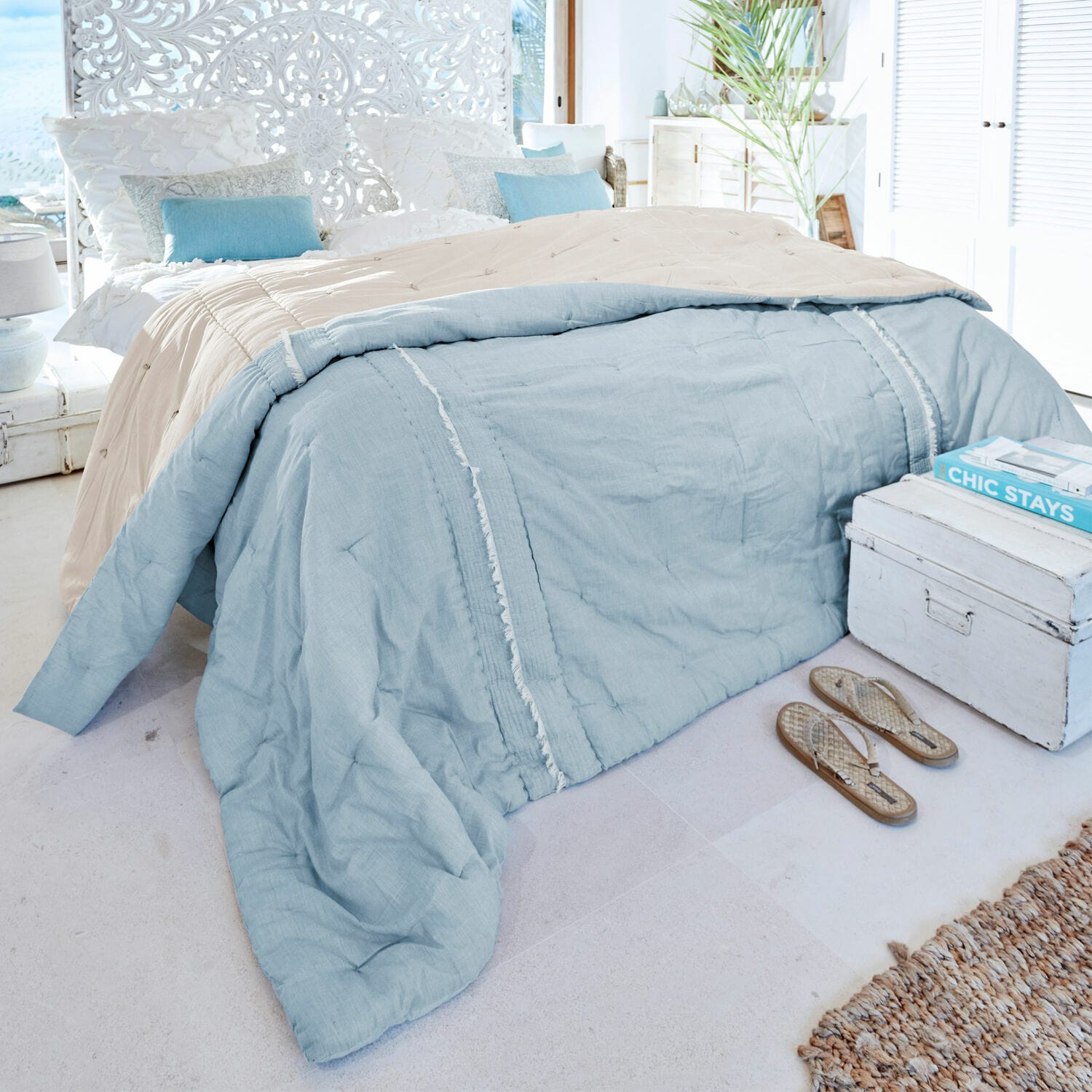 Quilt Agnes Draaibaar katoenen bedsprei in beige en lichtblauw voor een moderne slaapkamer