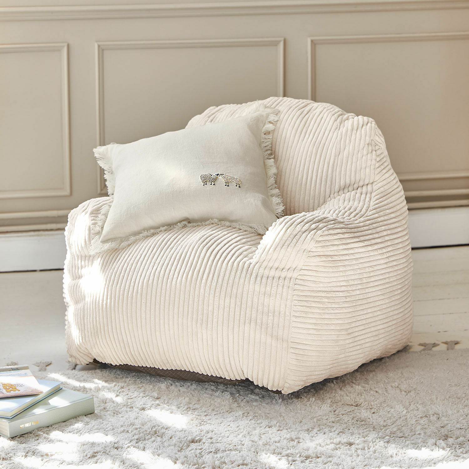 Kinderfauteuil Sorvani Zachte beige ribfluwelen fauteuil met lichtgekleurde kussen met franjes en schapenborduursel
