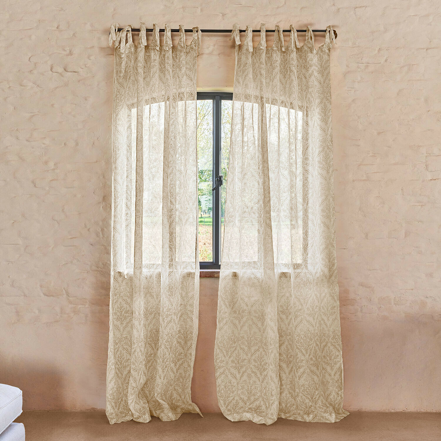 Beige lichte gordijn met fijn bladmotief van transparante stof voor raamdecoratie