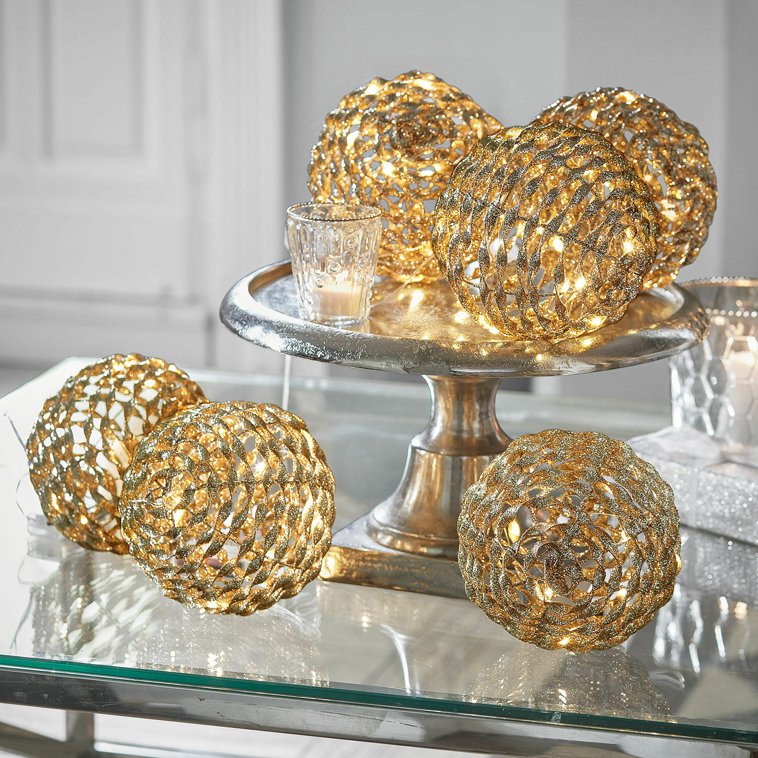 Ledlichtbol set van 6 Serivane Gouden decoratieve lichtbollen met glitters op een zilveren schaal, sfeervolle feestverlichting