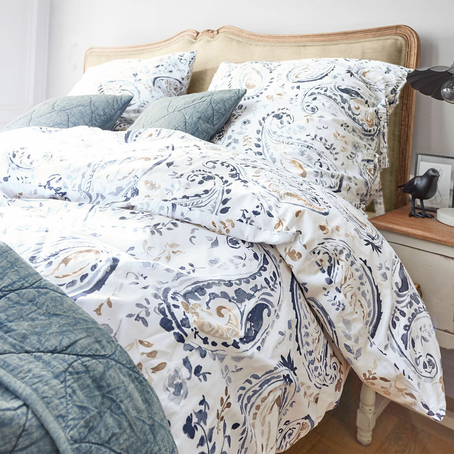 Beddengoed Le Perron Katoenen beddengoed wit met blauw paisley patroon, blauwe kussens en dekbed