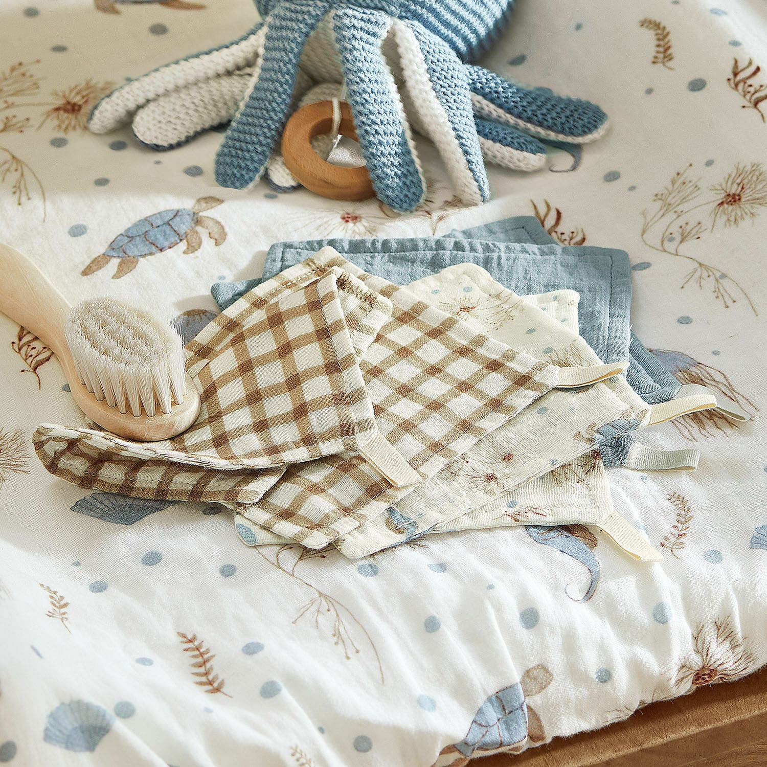 Washandje set van 6 Tinkertop Set katoenen doeken met ruit- en zeeontwerpen op babybed met zachte borstel
