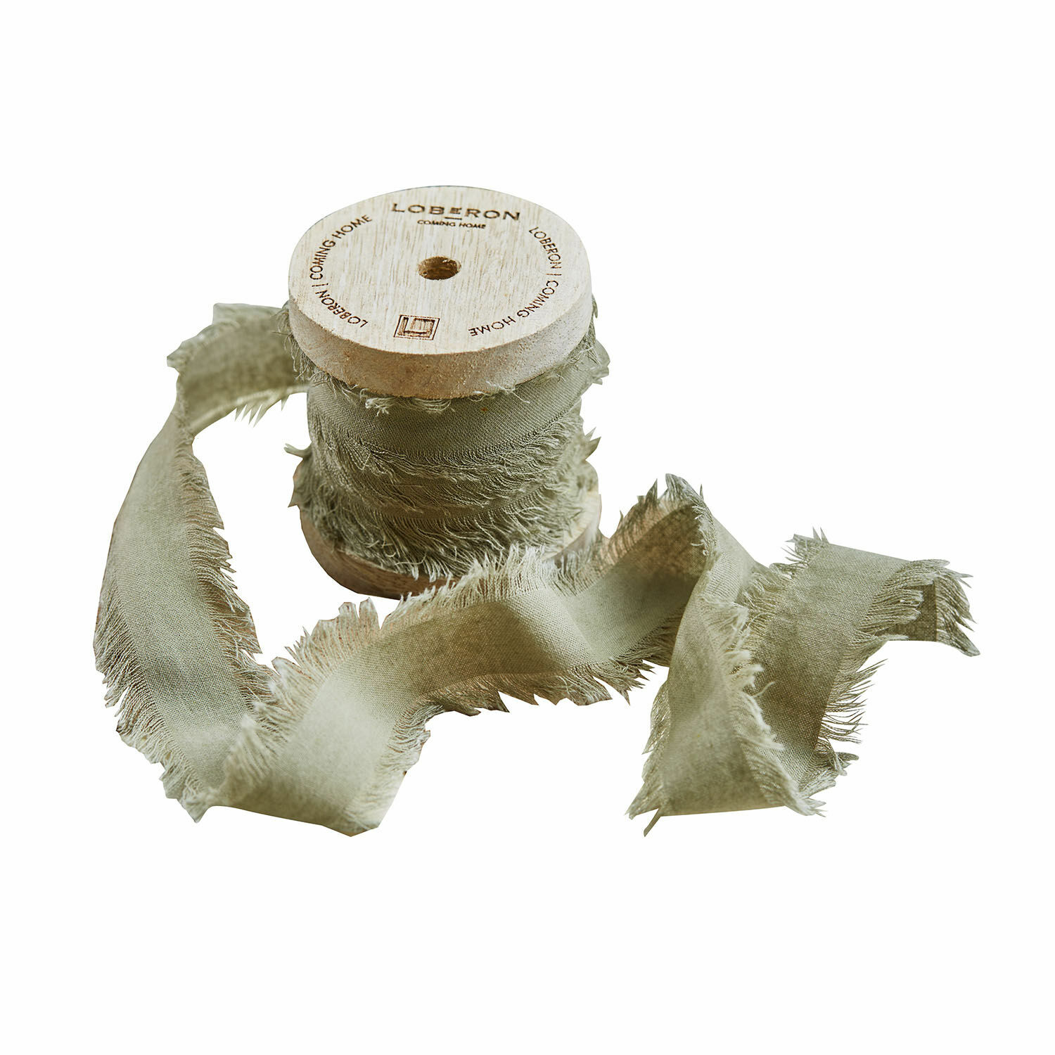 Lichtgroene katoenen Celoria lint op houten spoel voor decoratie en knutselen