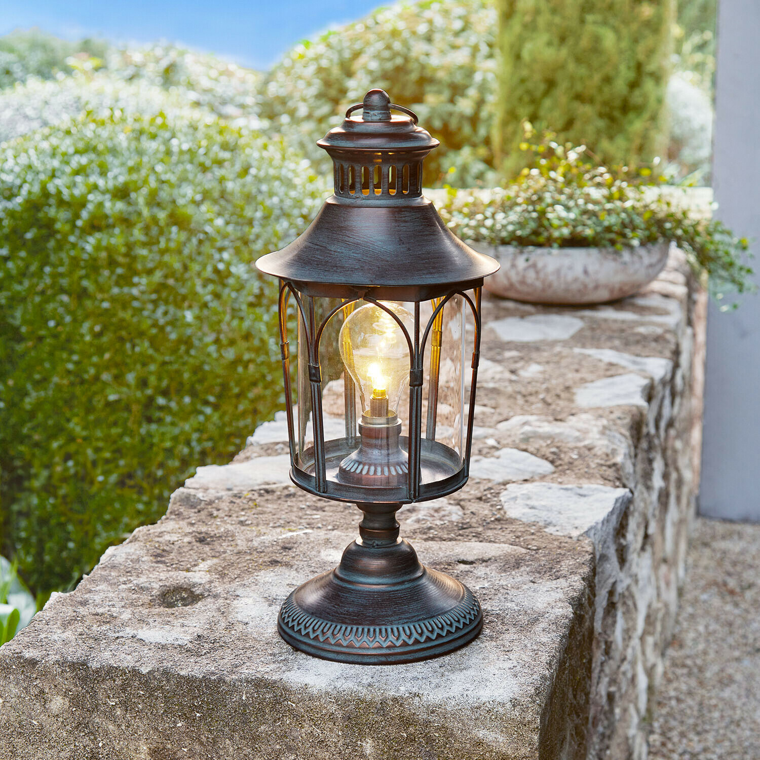 Vintage metalen tafellantaarn met helder glas en gloeilamp, tuindecoratie