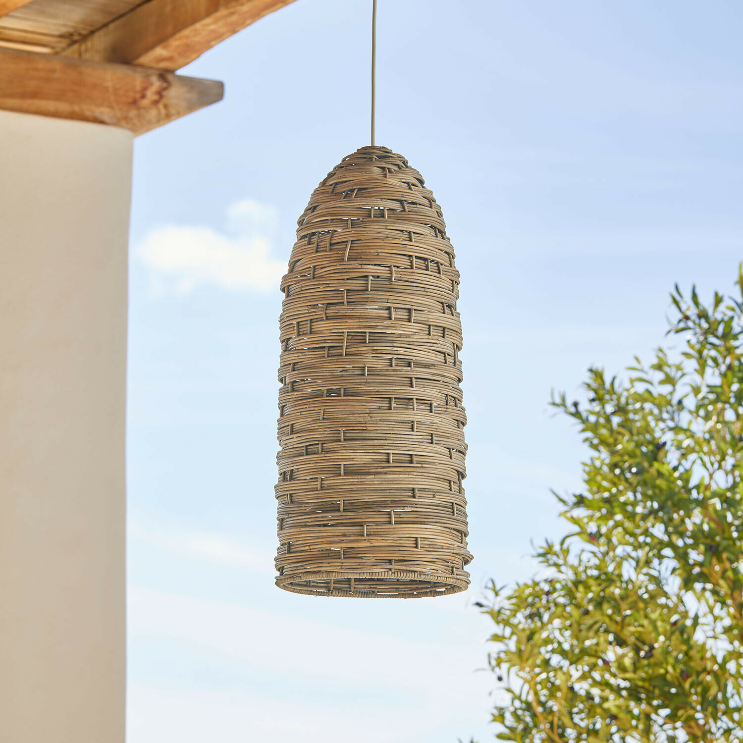 Hanglamp van gevlochten rattan in natuurlijke kleur, geschikt voor binnen- en buitendecoratie