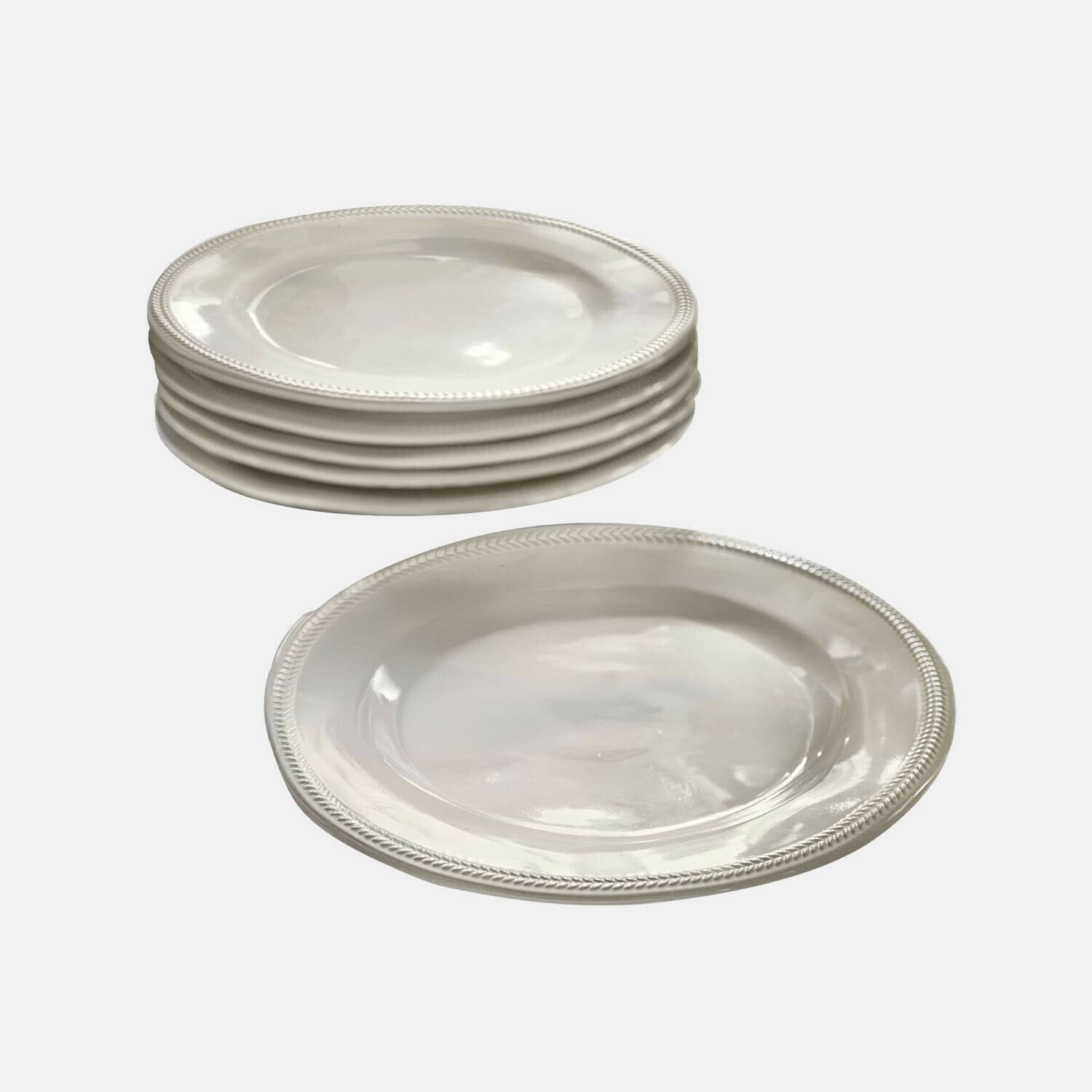 Set witte keramische borden met decoratieve rand, ideaal voor dagelijks gebruik in de keuken