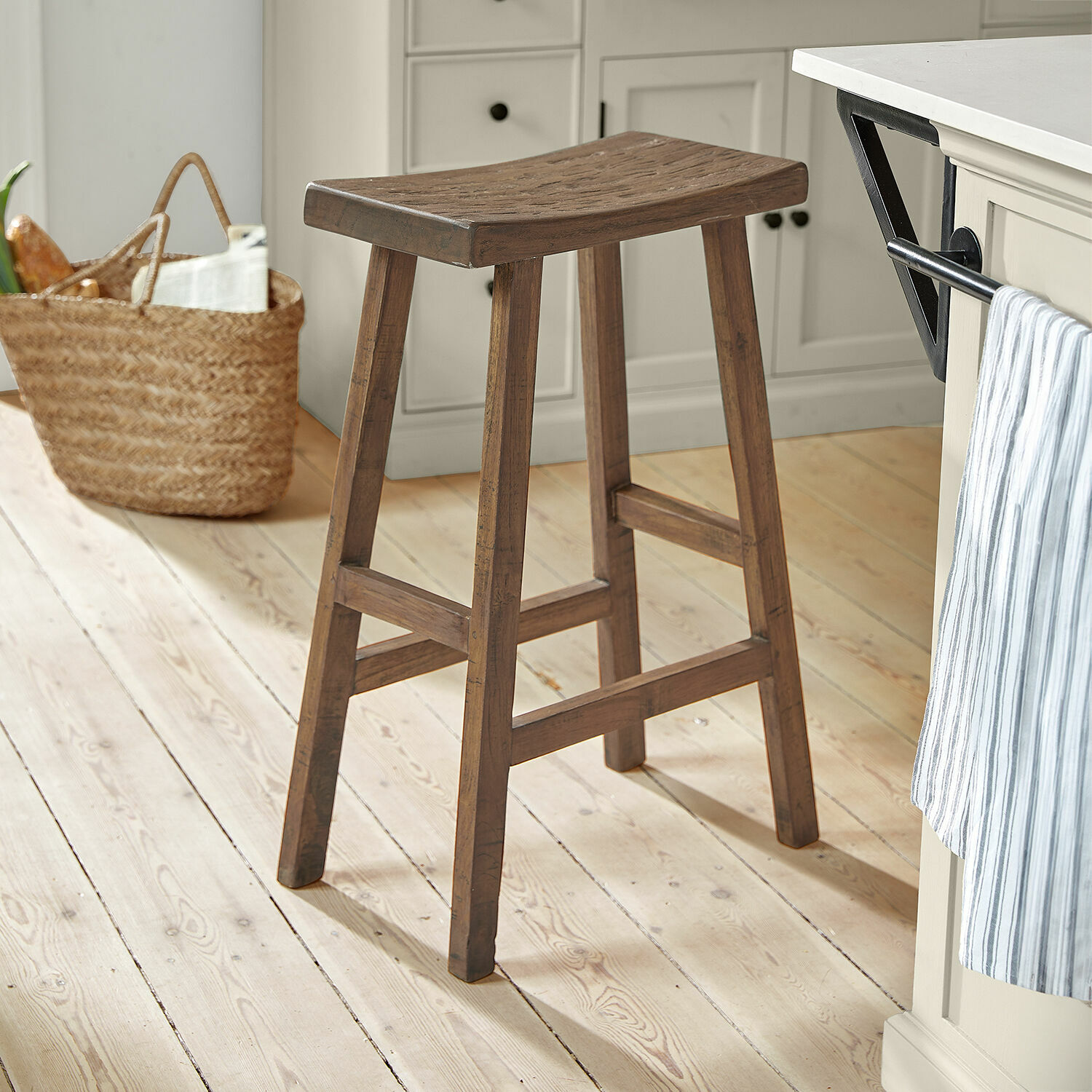Kruk Nael Bruine houten barkruk op lichte houten vloer in moderne keuken